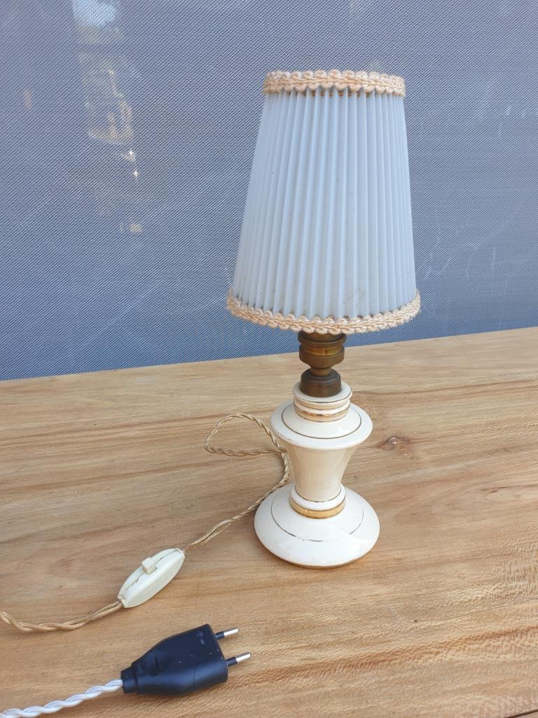Lampe  bougeoir vintage faïence vanille liseré or et abat-jour rhodoïd plissé azur