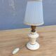 Lampe  bougeoir vintage faïence vanille liseré or et abat-jour rhodoïd plissé azur
