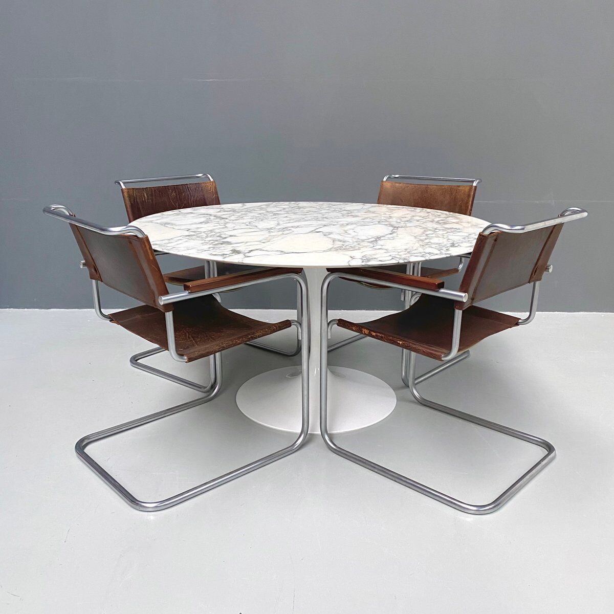 Aresbescato marble dining table by Eero Saarinen for Knoll