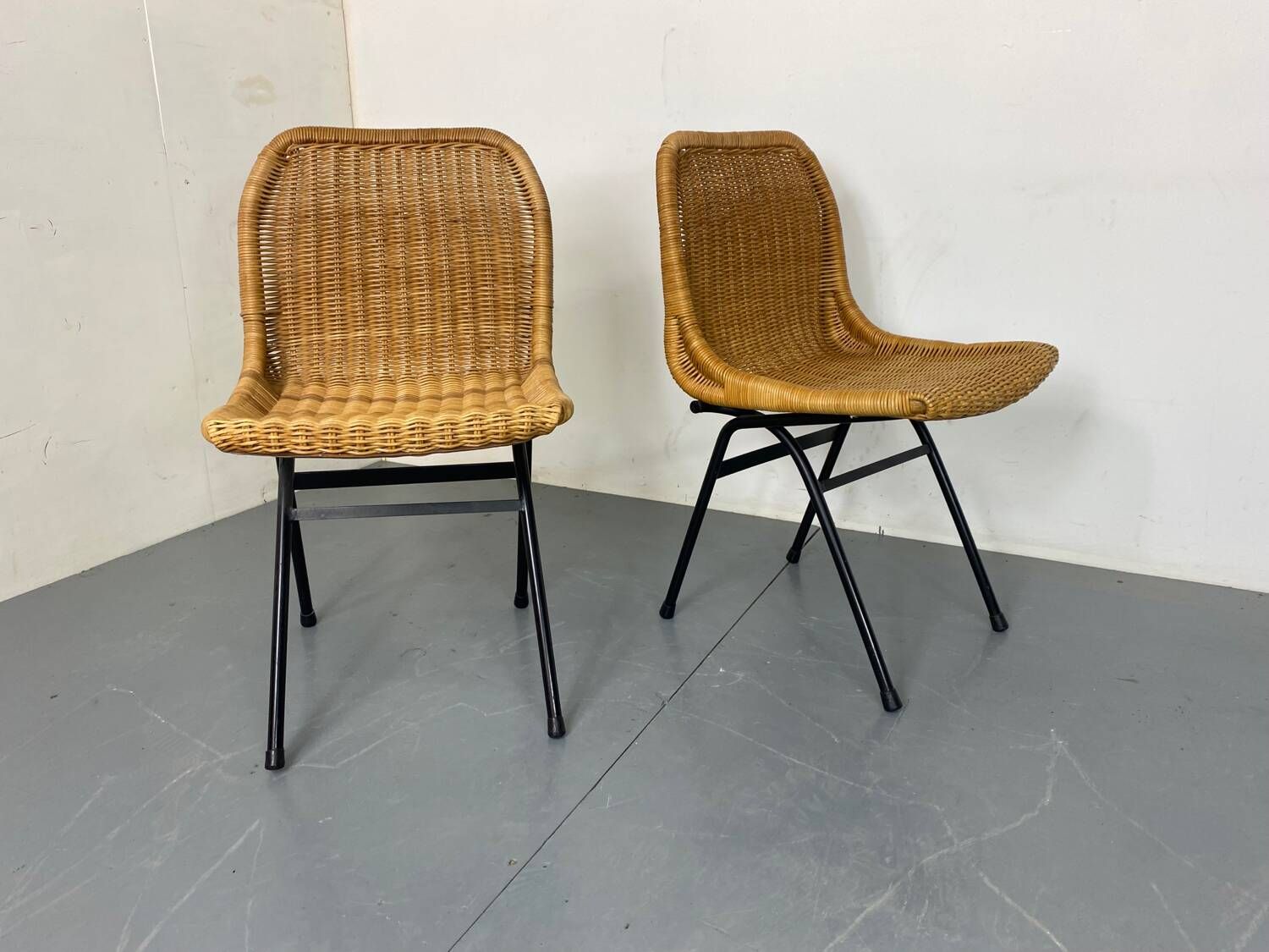 Set of 2 mid-century modernist wicker and black steel dining chairs, 1950s