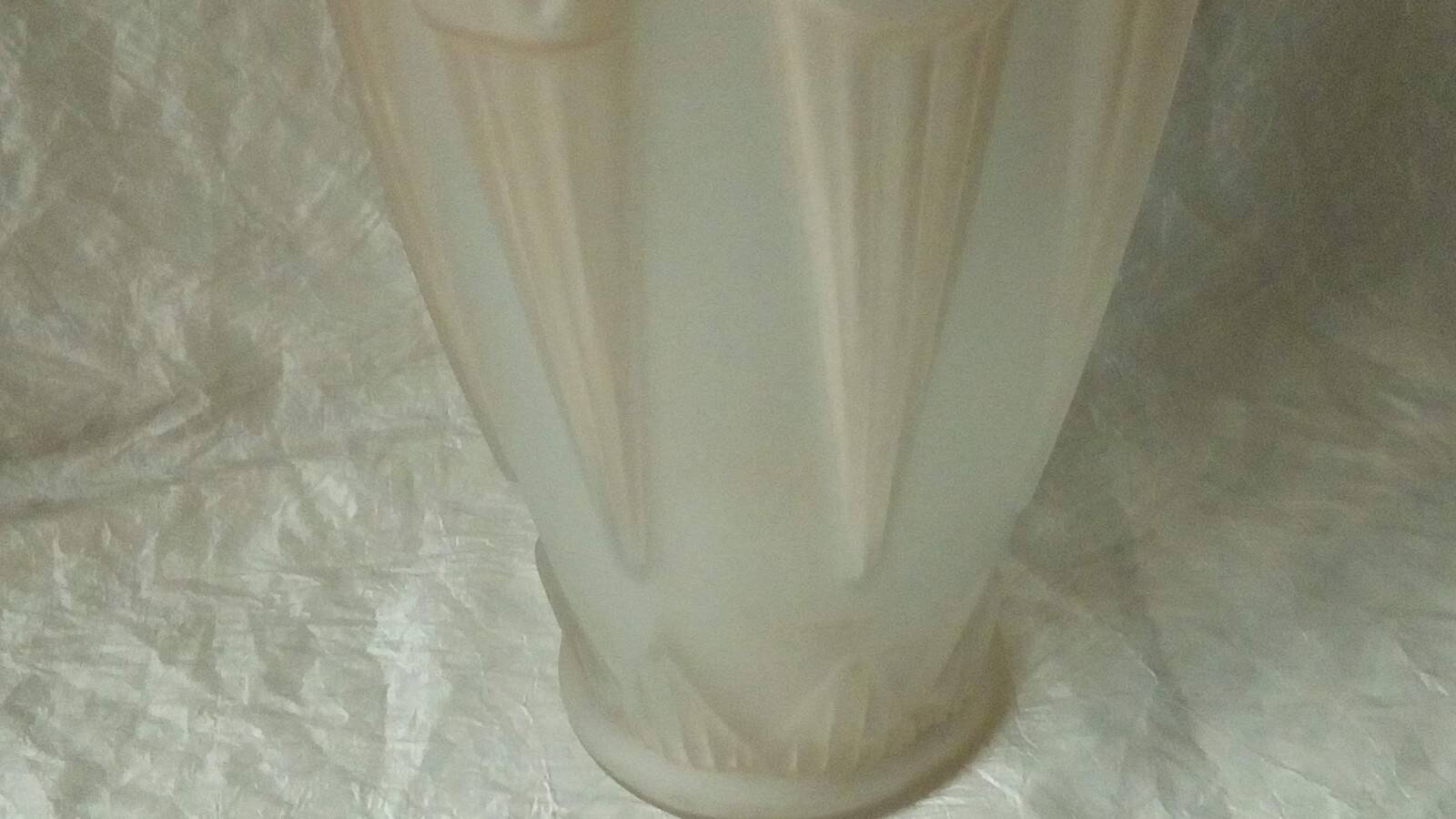 Vase art deco en verre moule pressé signé espaivet annees 1930 art deco