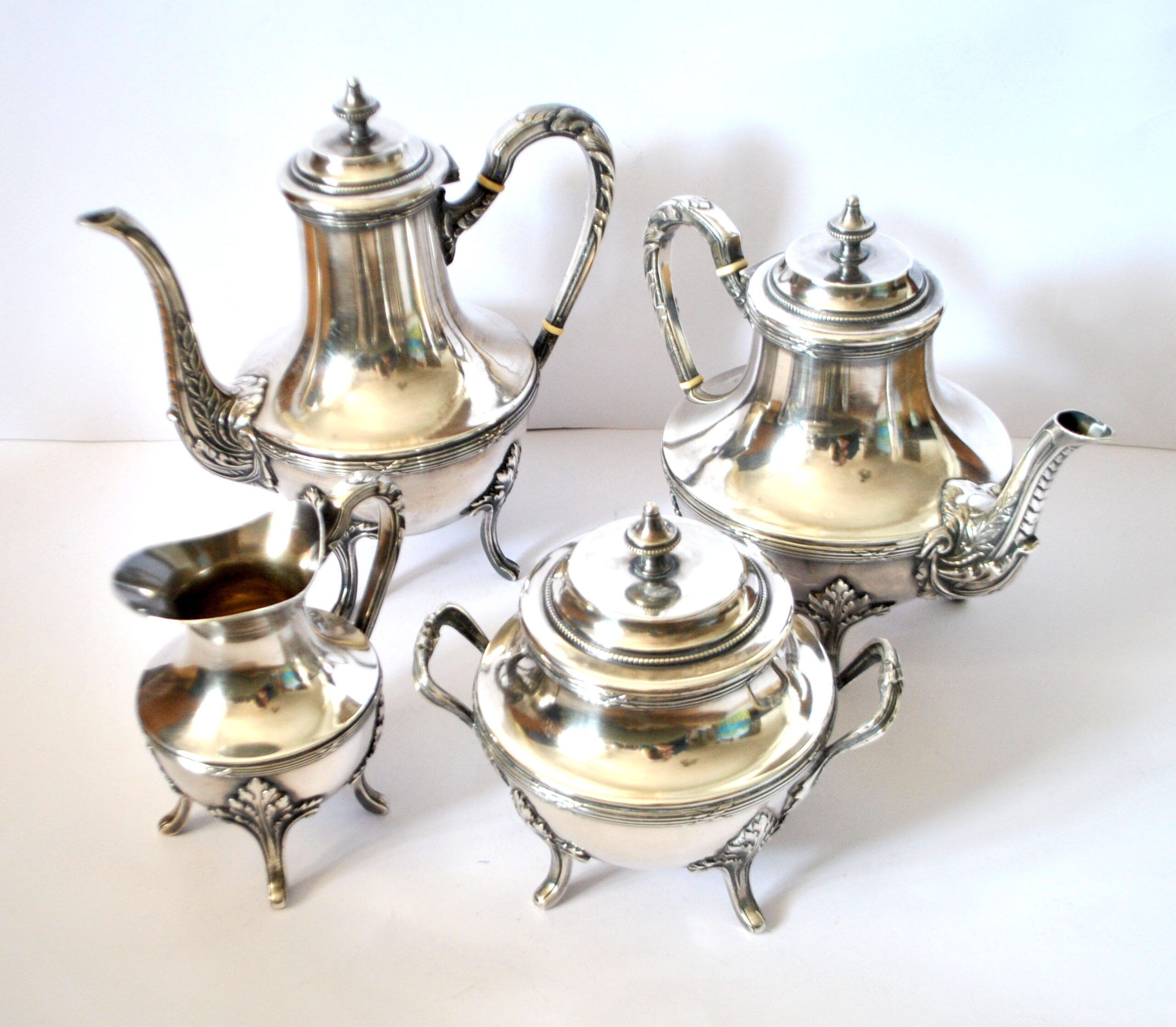 Antique coffee service, teapot and coffee pot in silver-plated metal with acanthus leaf decoration - silversmith A. Frenais.