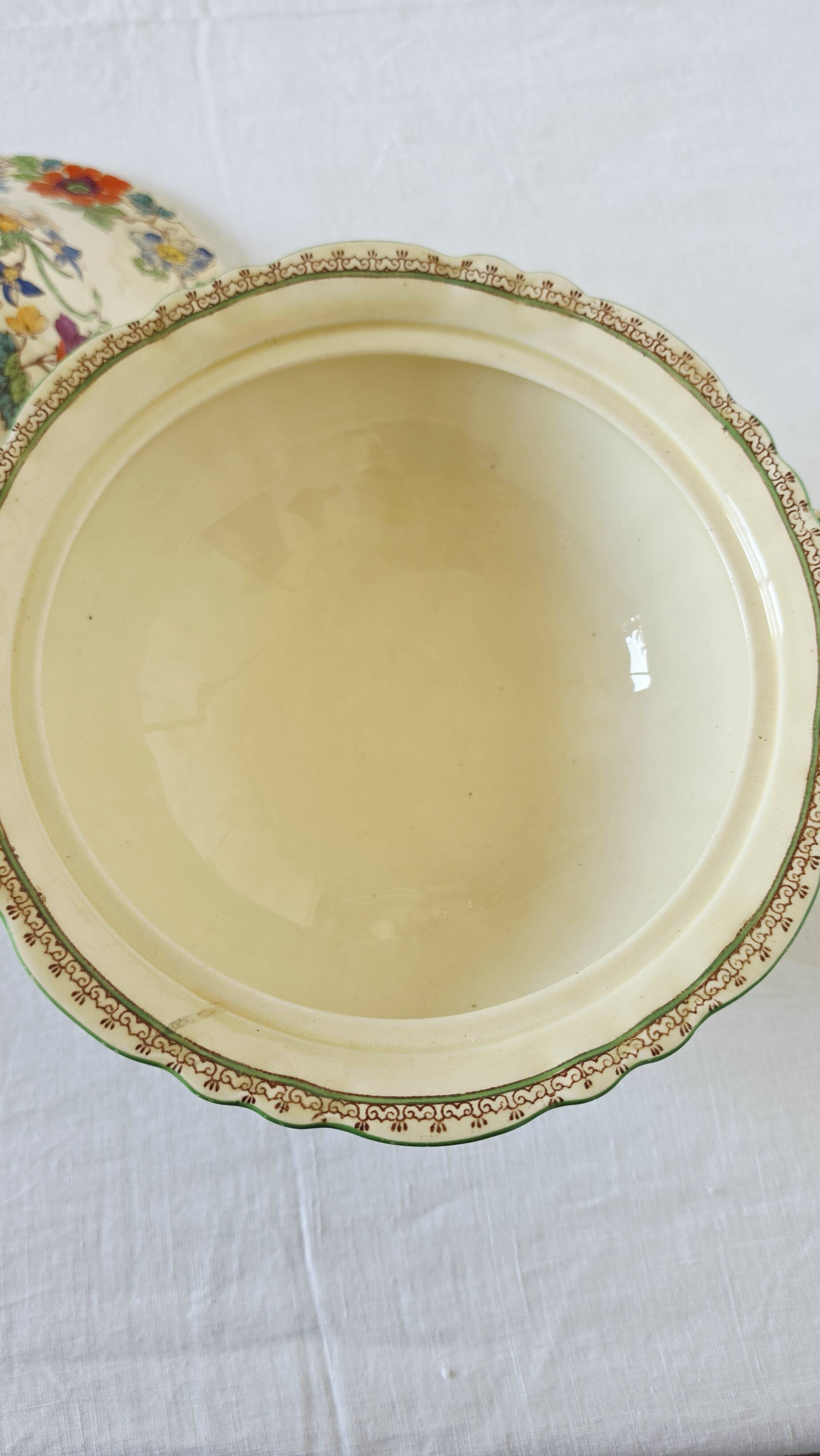 Antique soup tureen on feet from the prestigious English manufacturer Mason's,