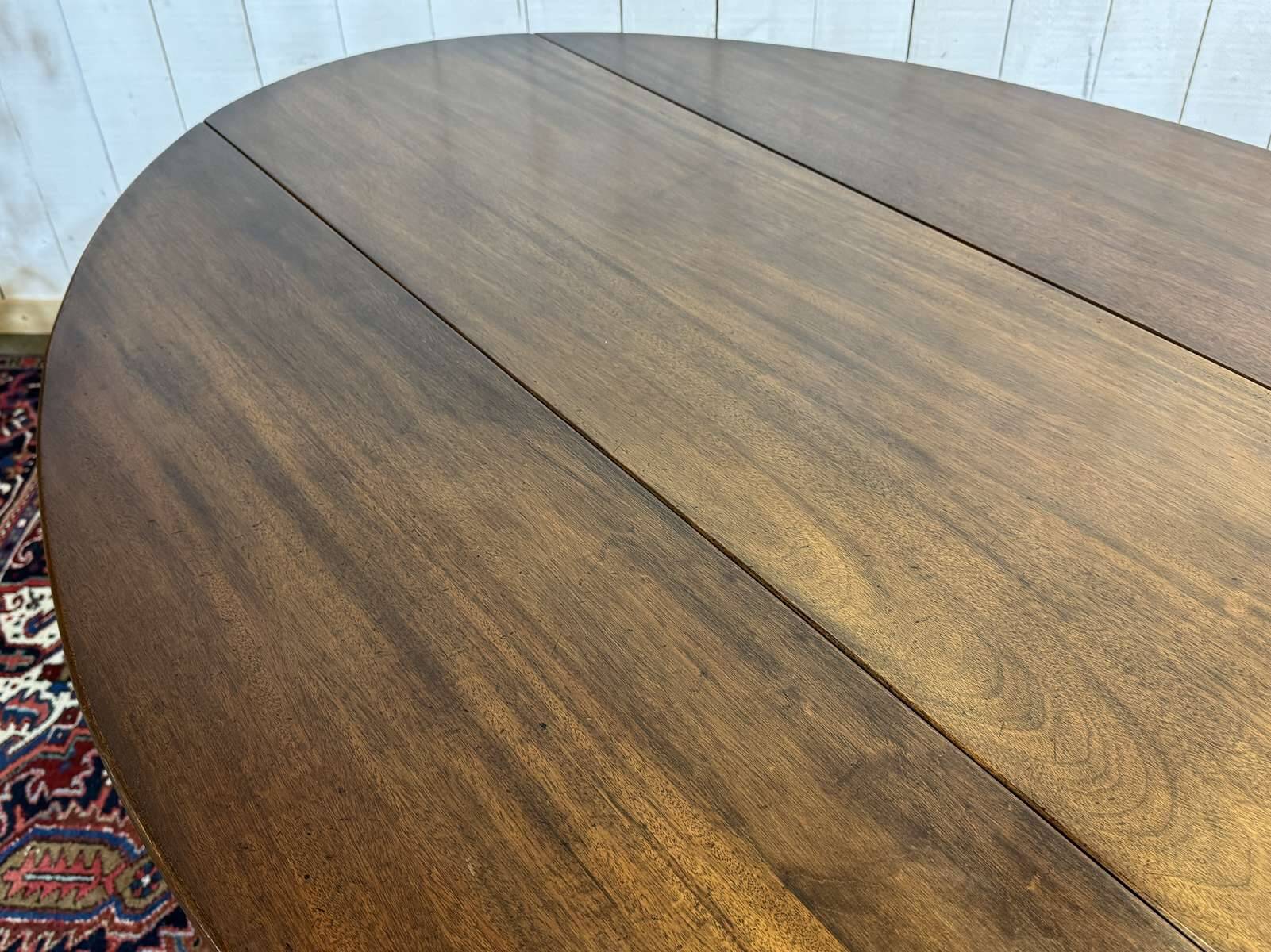 Drop-leaf English table in mahogany called Gateleg.