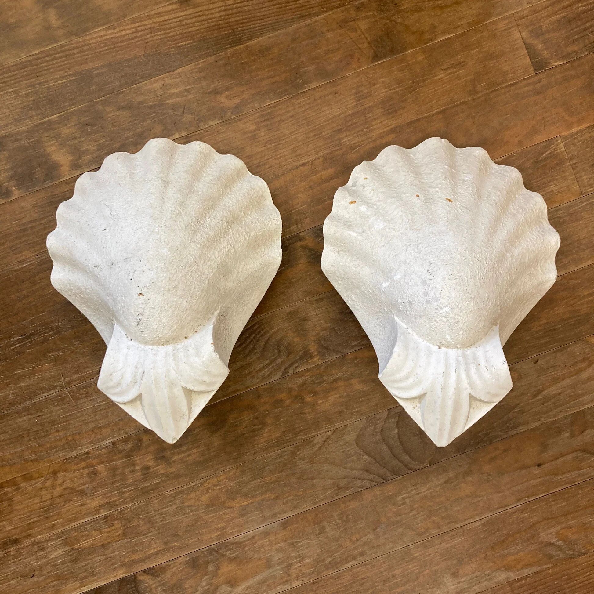 Paire d'appliques d'angle forme coquillage en plâtre MCM