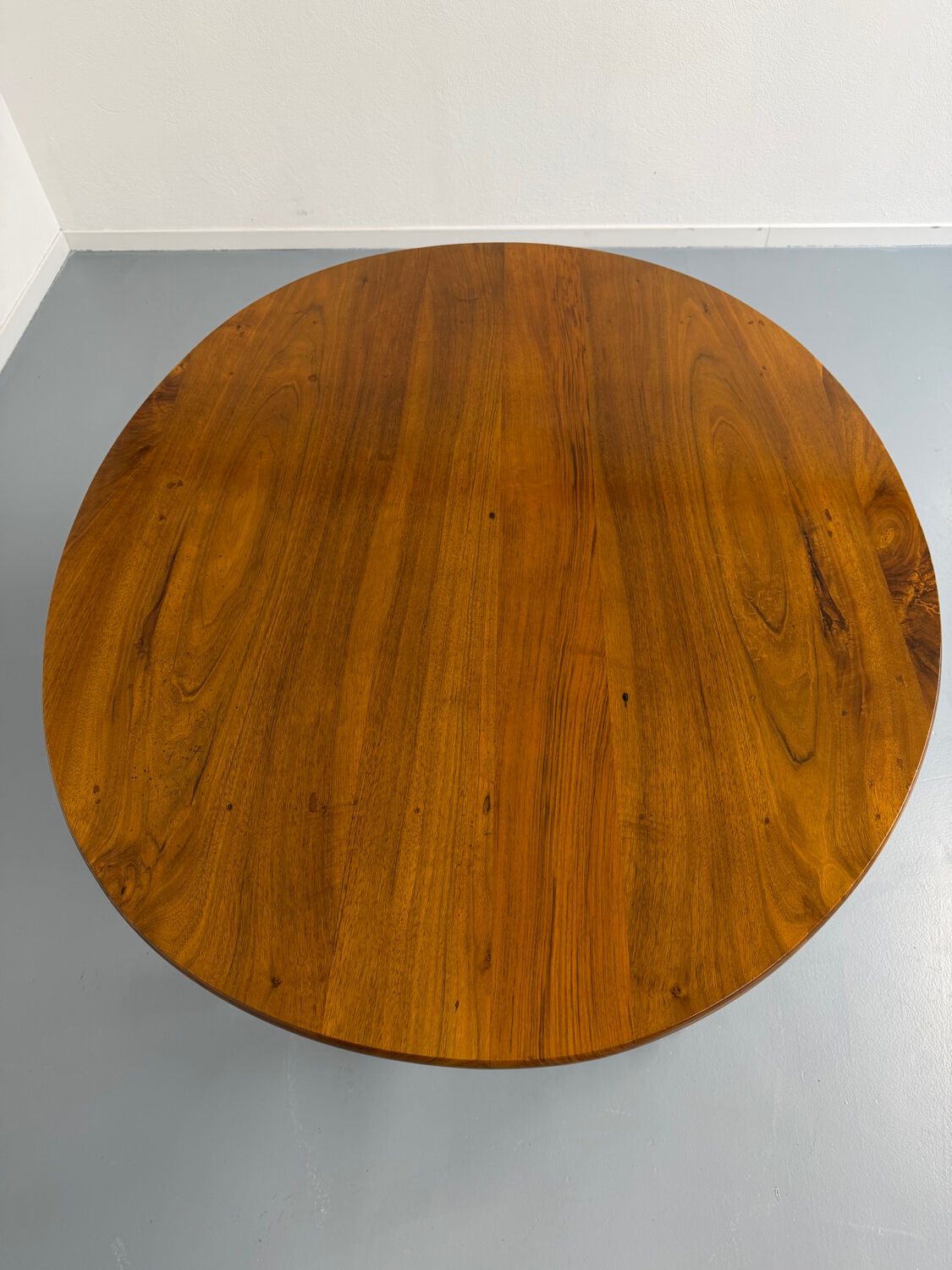 Oval dining table in solid wood with turned legs from the 1950s.