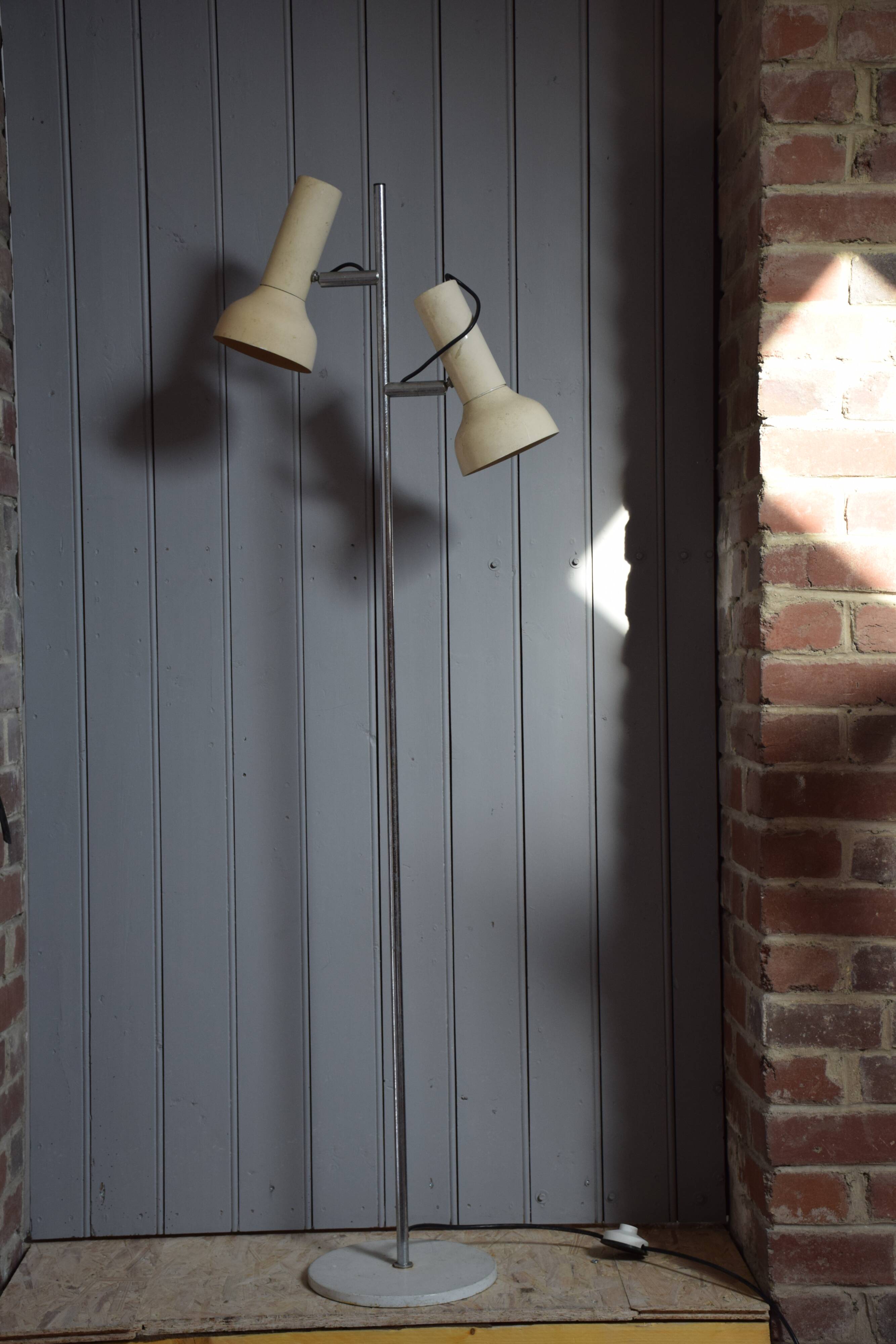 Light 2 lights on foot