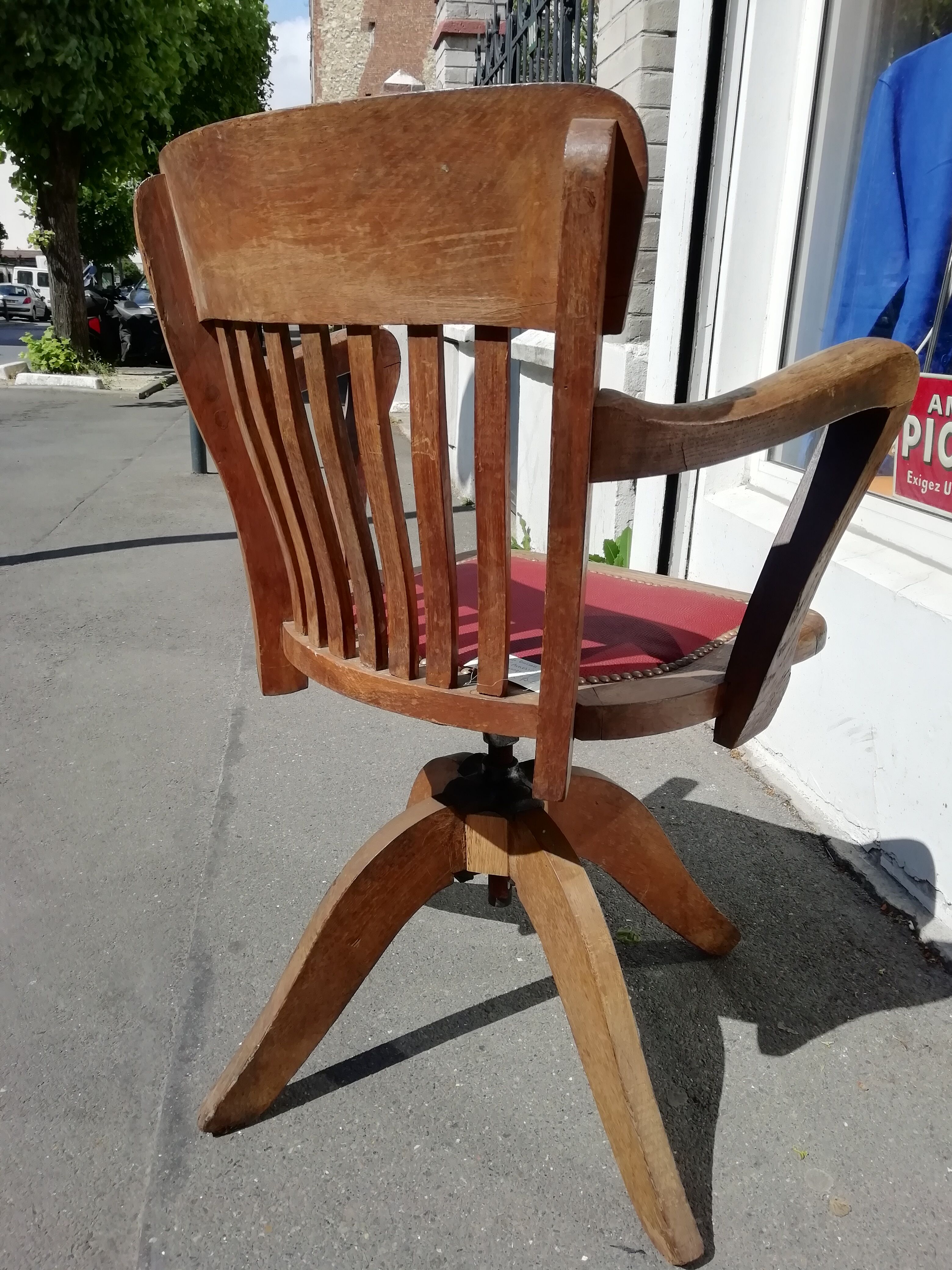 "American" office armchair