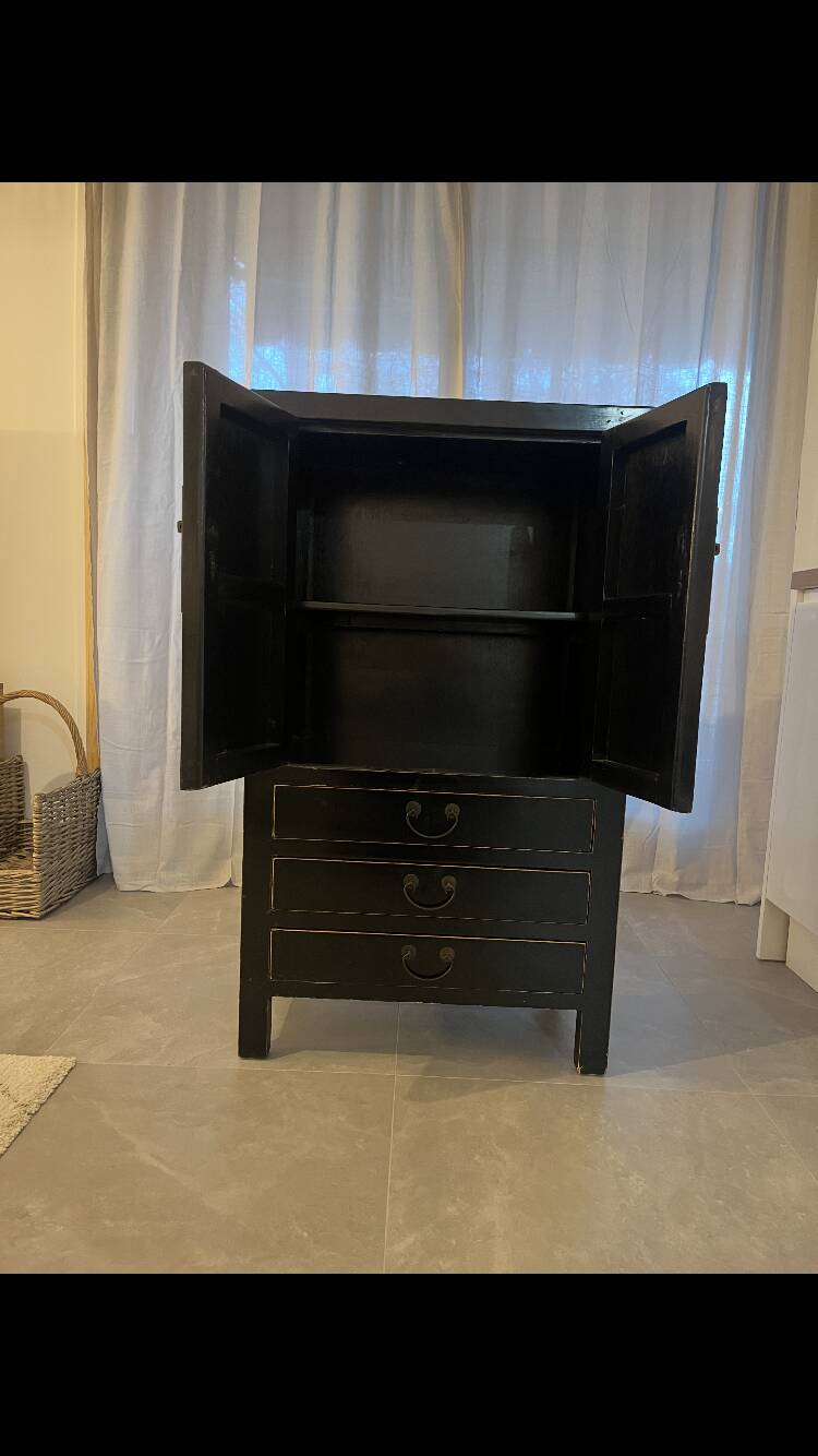 Armoire d’inspiration asiatique en bois laqué noir