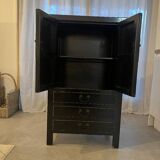 Armoire d’inspiration asiatique en bois laqué noir