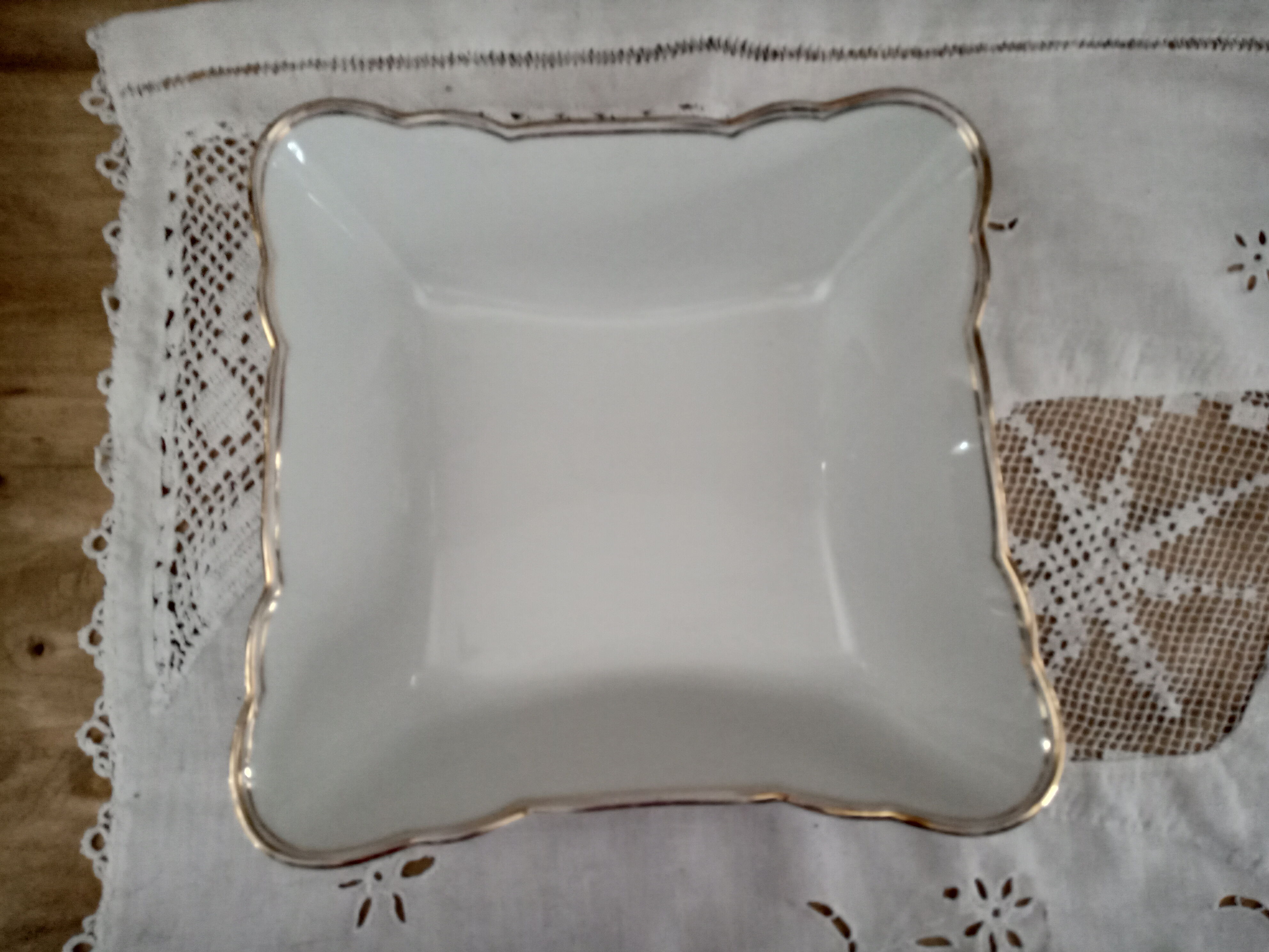 Saladier carré en porcelaine MCP Czecoslovakia blanche et liseré doré