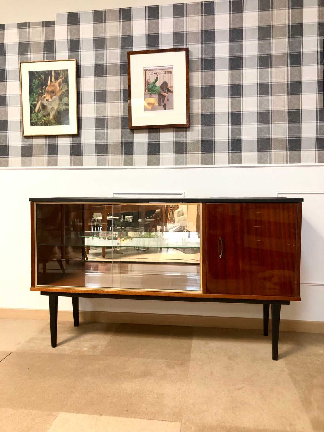 Vintage showcase row