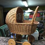 LEIPOLD wicker cradle on wheels and its bedding for dolls.