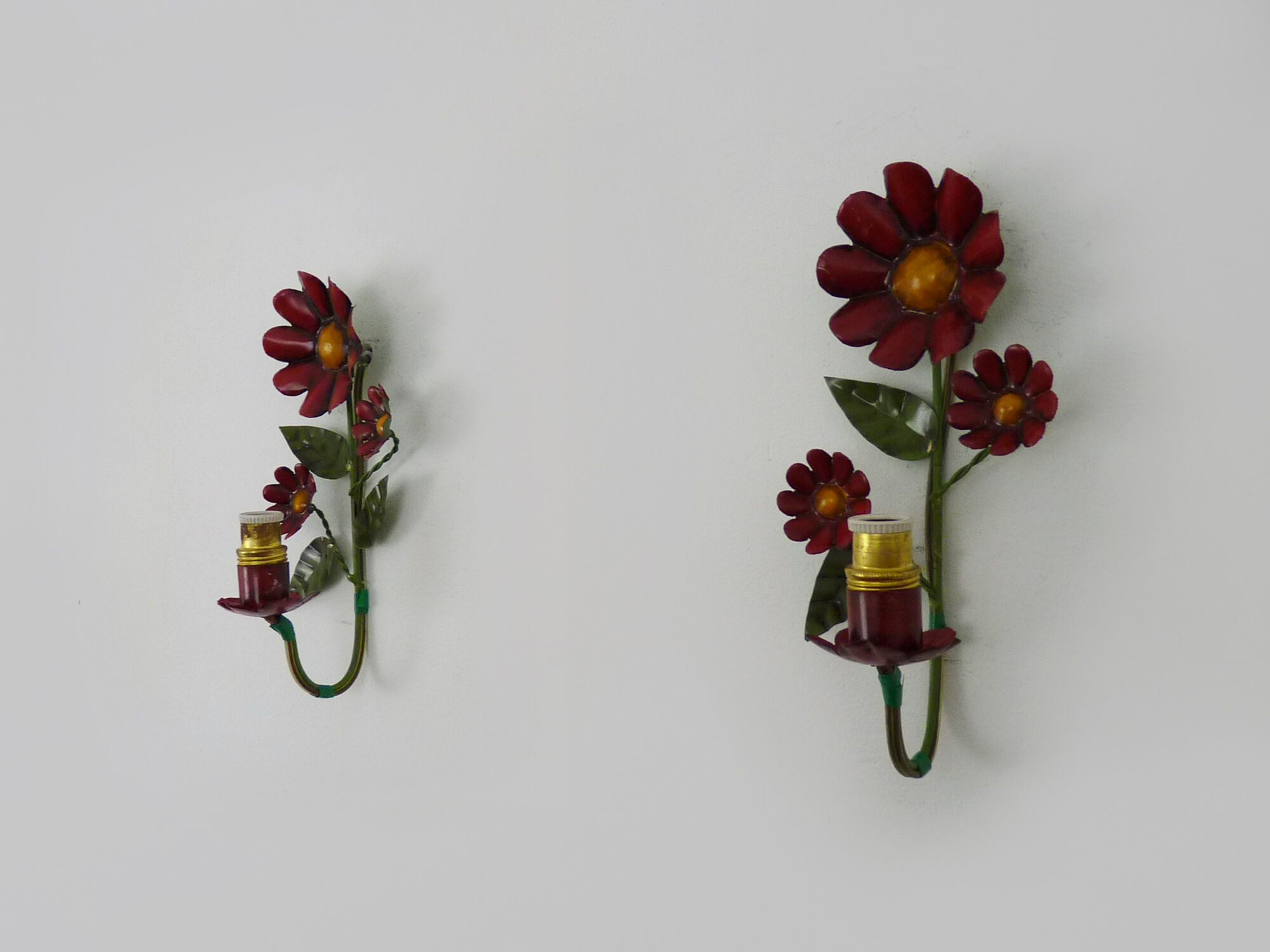 Pair of vintage Italian wall lamps in painted sheet metal. Decoration flowers. Year 50 60