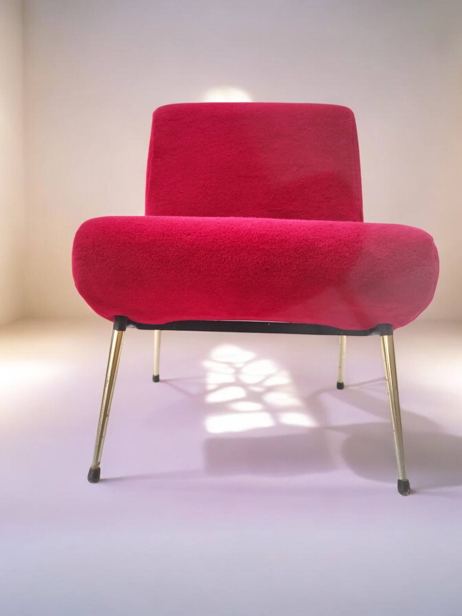Vintage "Kiss" raspberry armchair