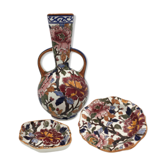 Vase à anses et deux coupelles en faïence de Gien, décor « Pivoines« , signées GIEN - XXème siècle