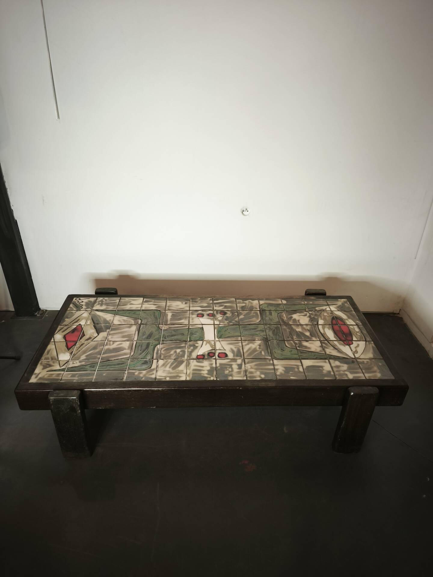 Table basse en céramique, signée Dan