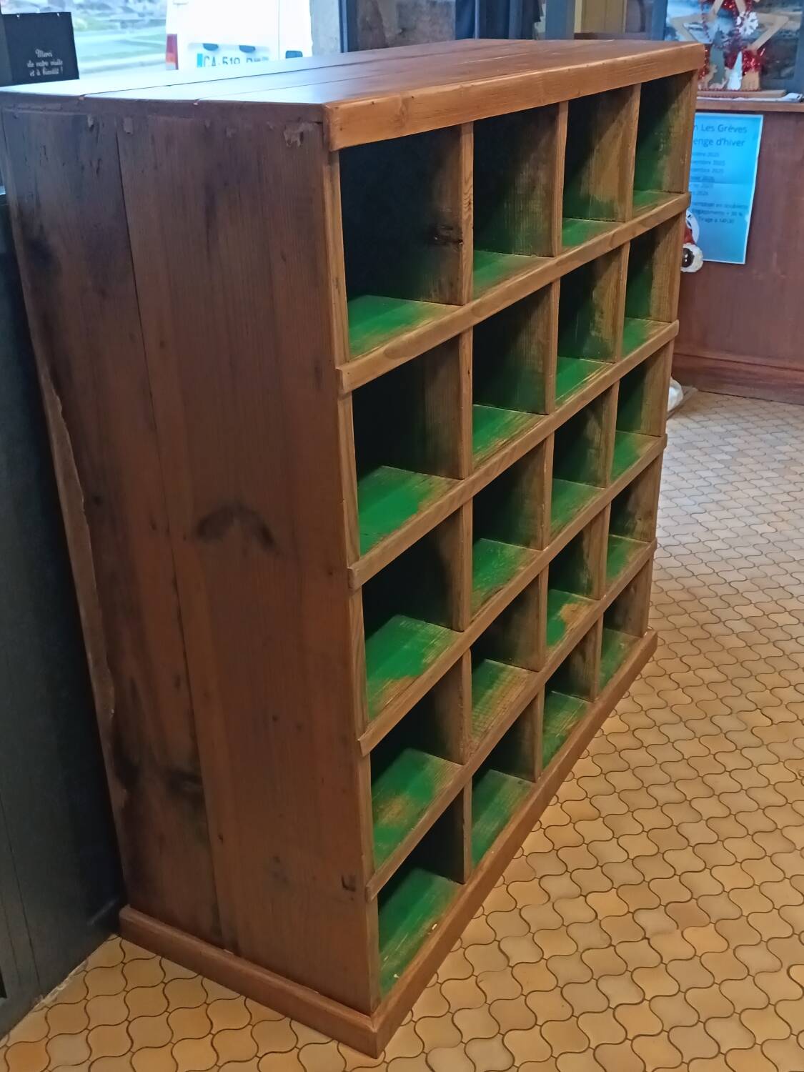 Workshop cabinet with compartments