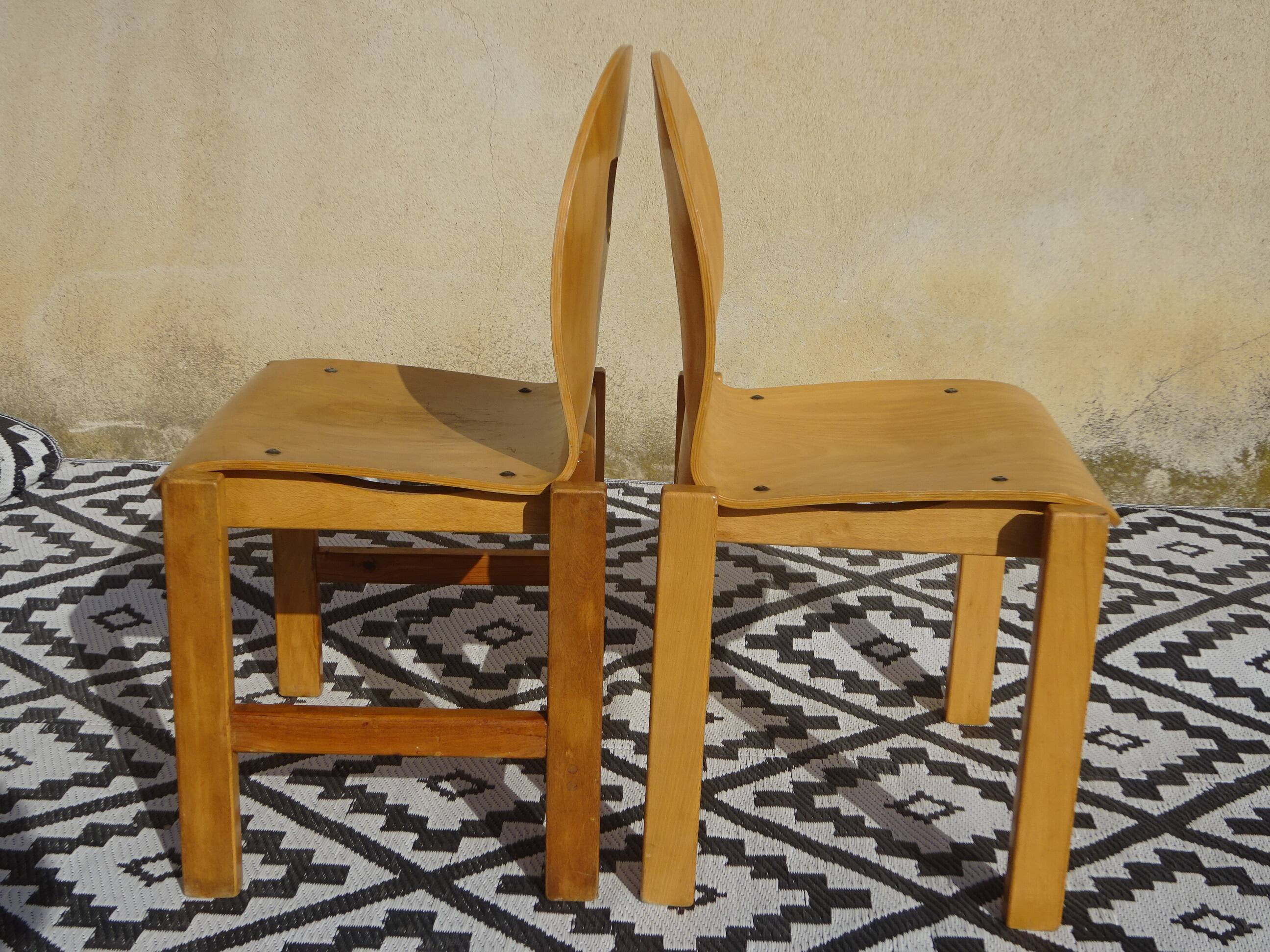 Paire de chaises en bois clair, assise et dossier post formé