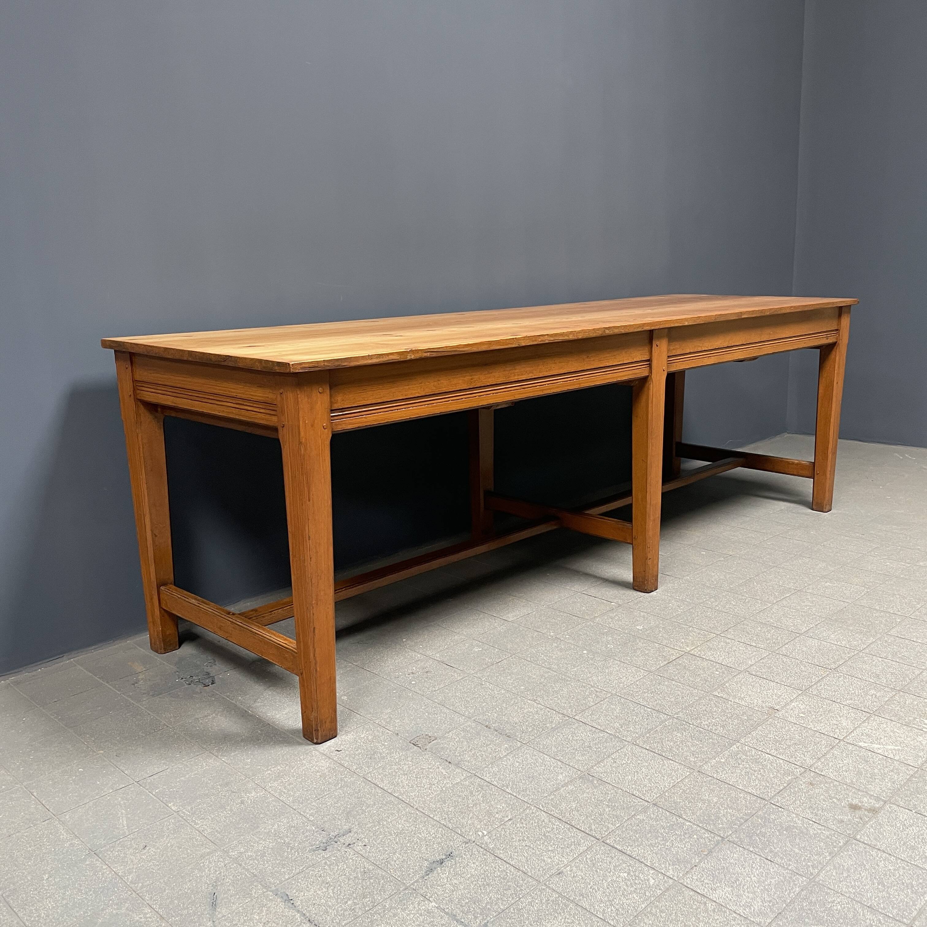Grande table à draperie en bois antique