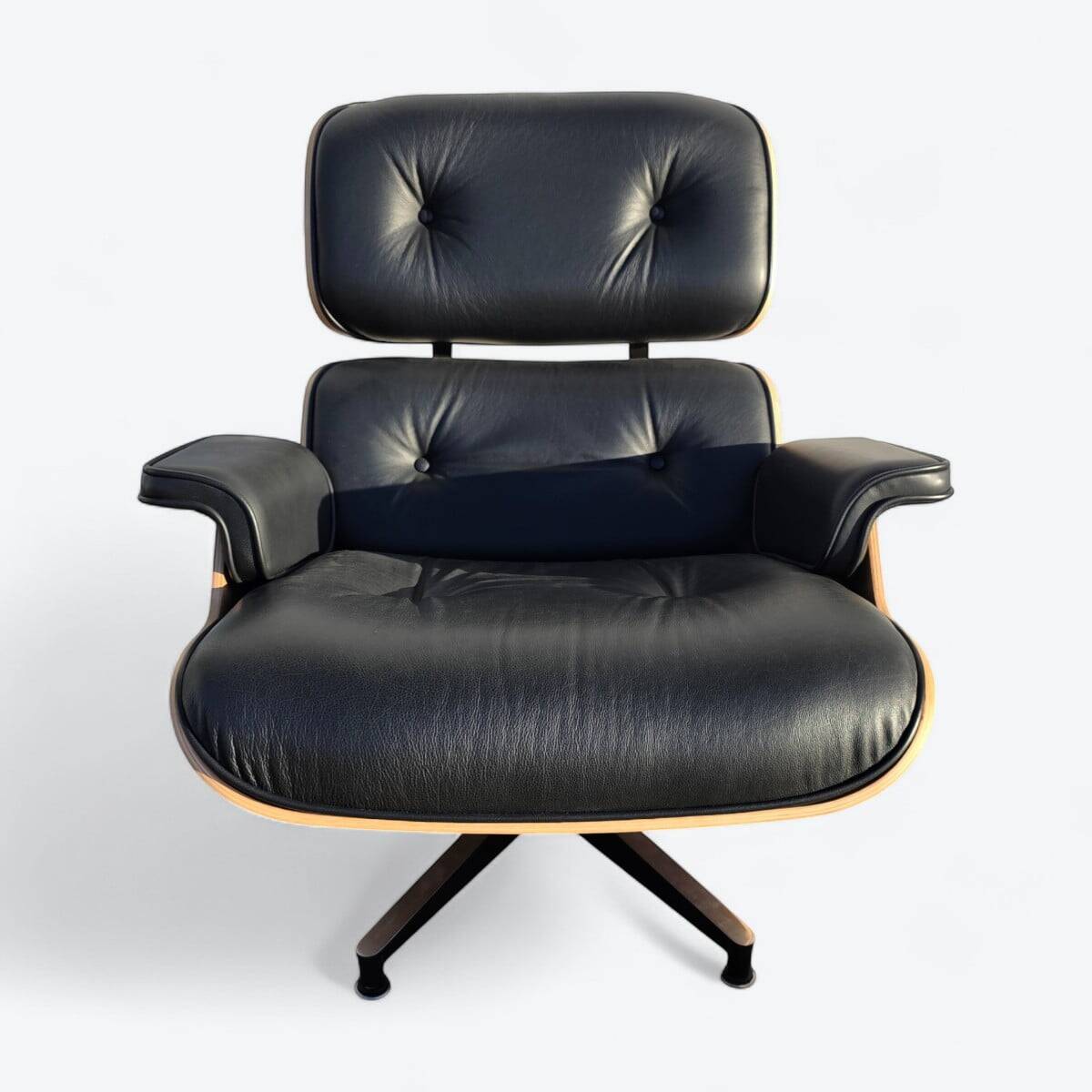 Fauteuil et repose-pieds hauts Herman Miller Original Eames, noir et chêne