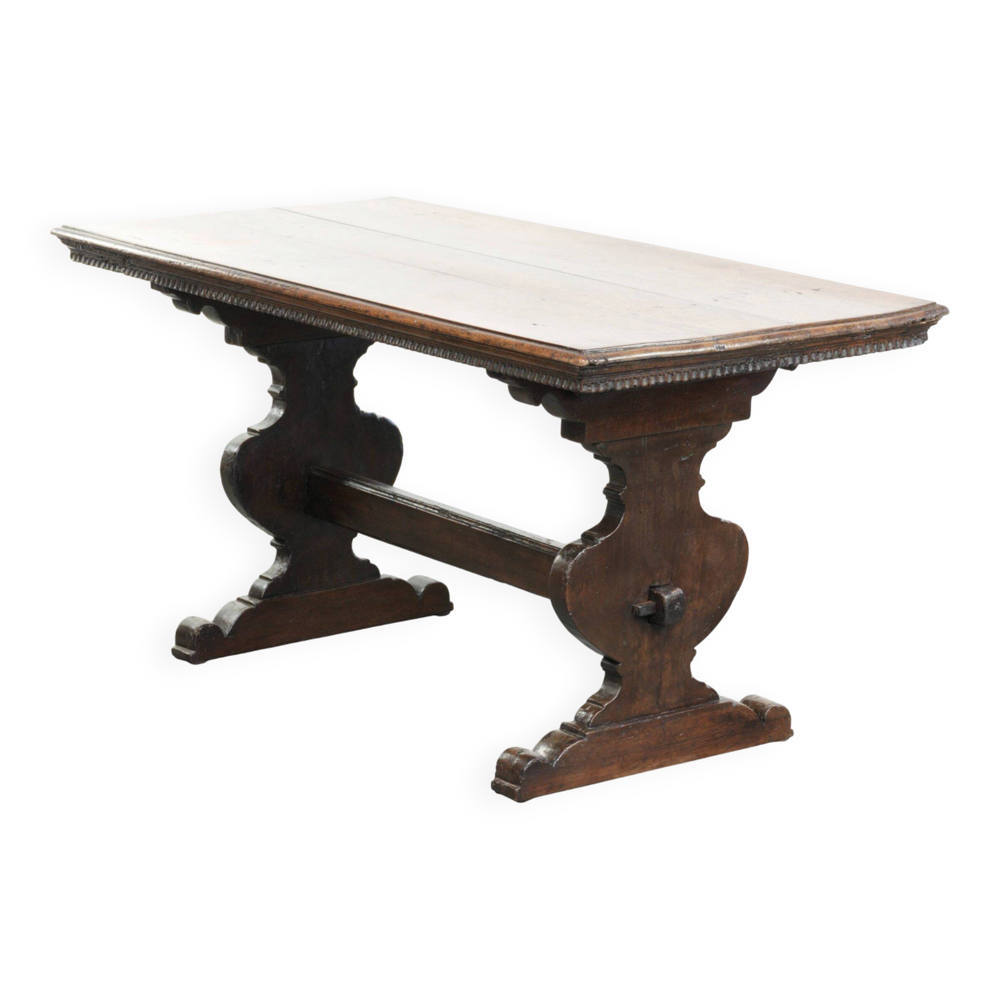 Authentic Italian dining table from the 16th century made of walnut