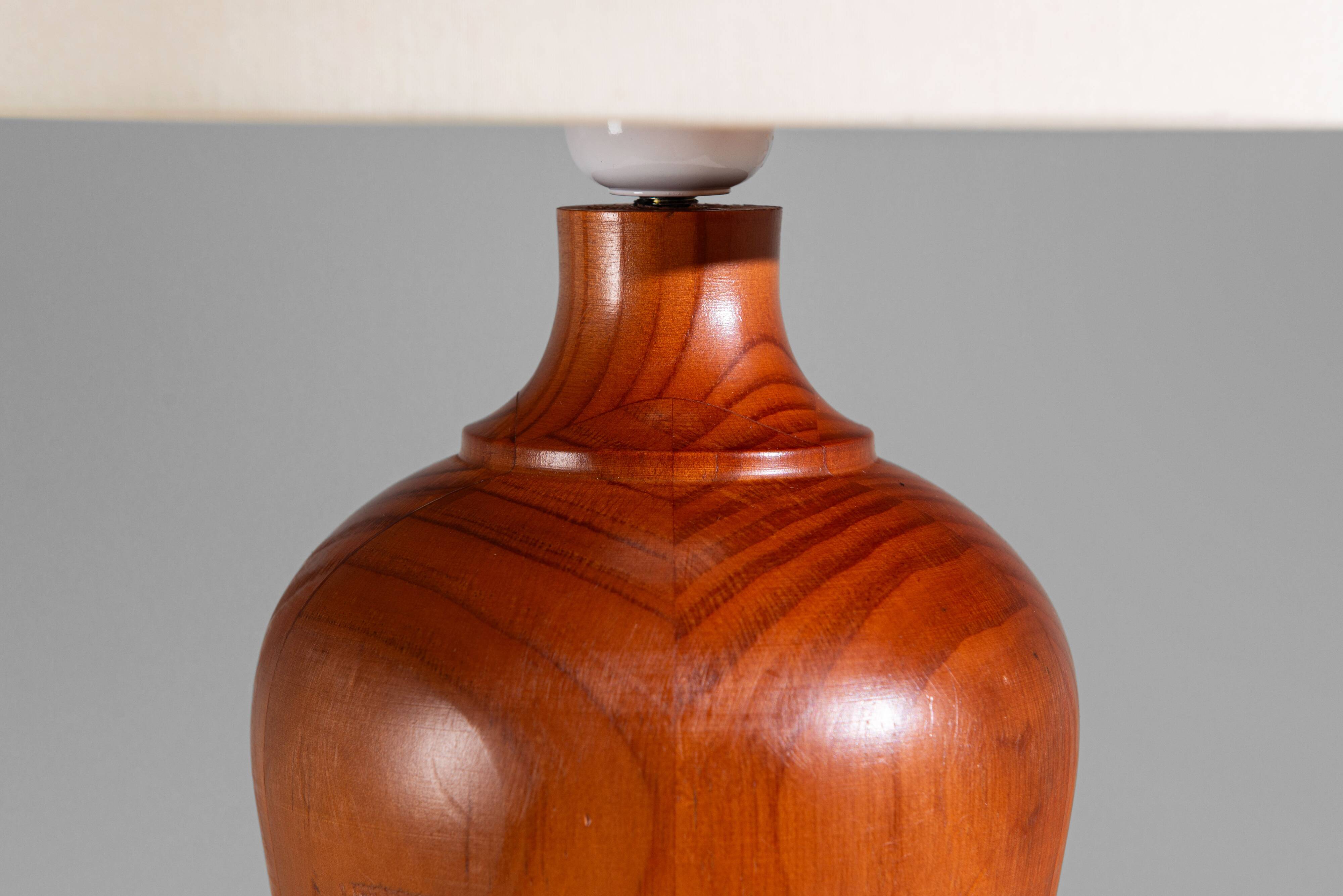Lampe de table en bois massif avec abat-jour conique