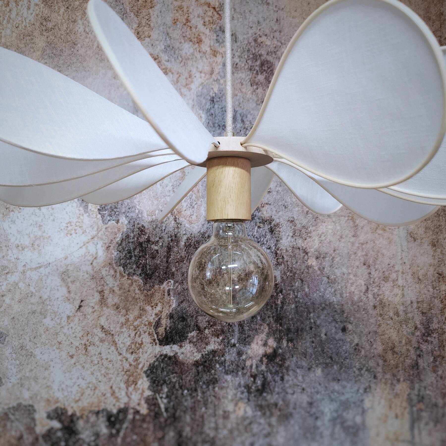 12-blade propeller suspension in rattan and white linen