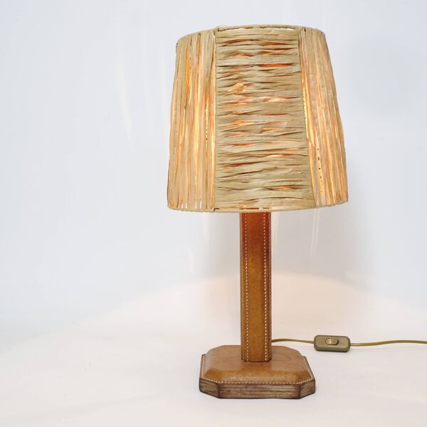 Pied de lampe en cuir piqué sellier et abat-jour en raphia.