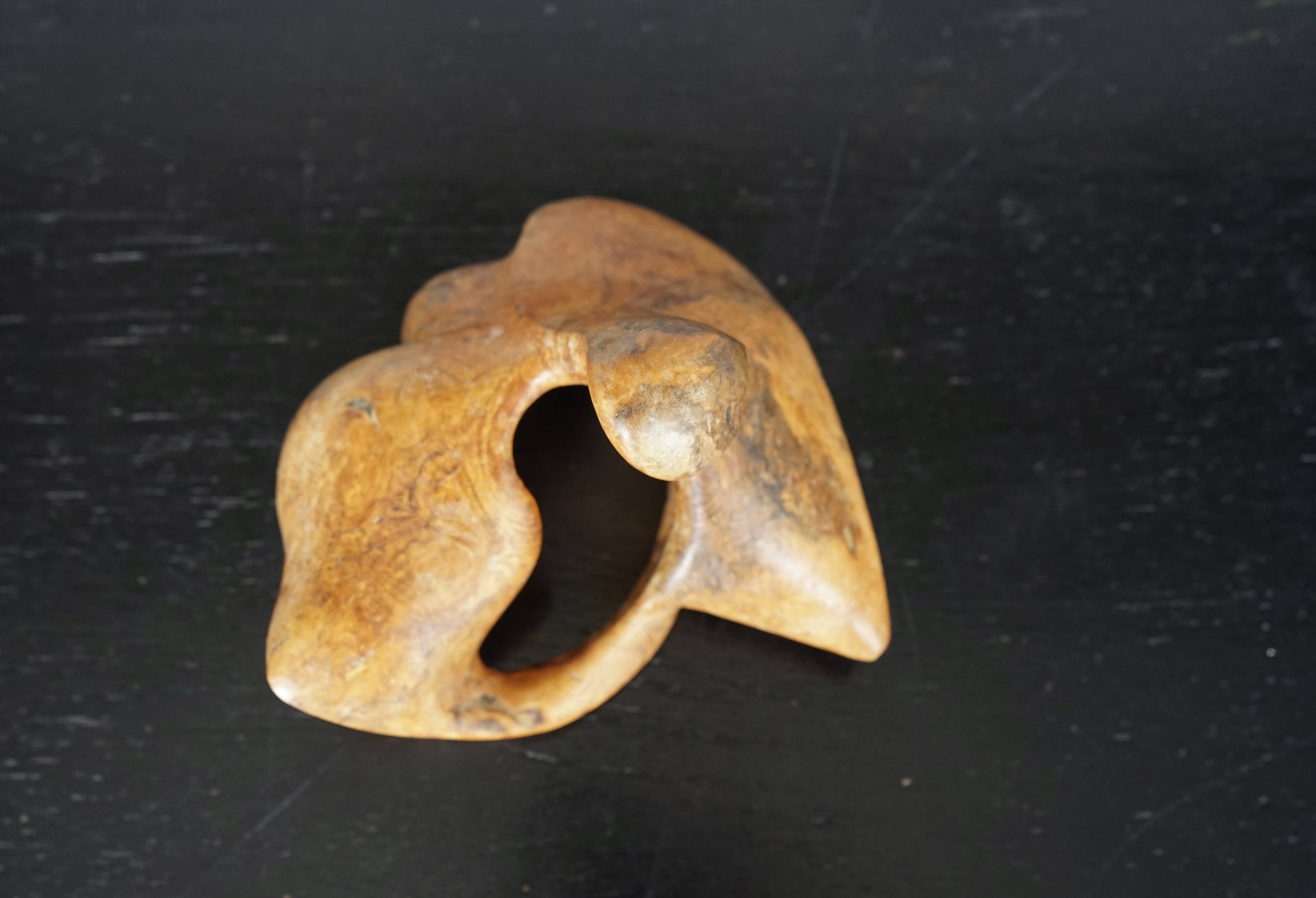 Sculpture biomorphique abstraite. Signature. Années 1960
