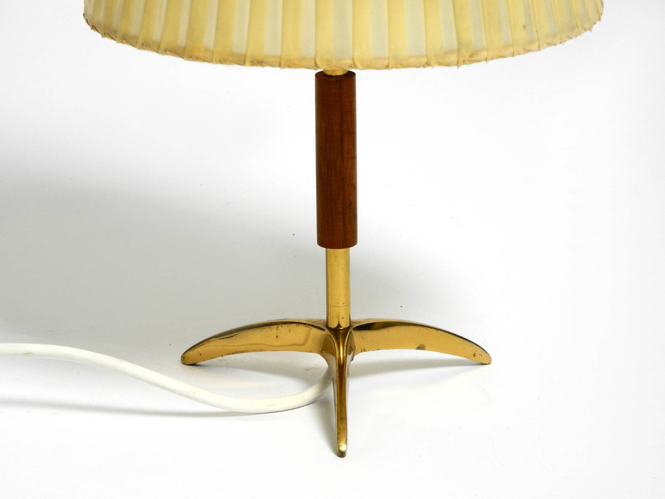 Lampe de table en laiton et teck par Kalmar, années 50