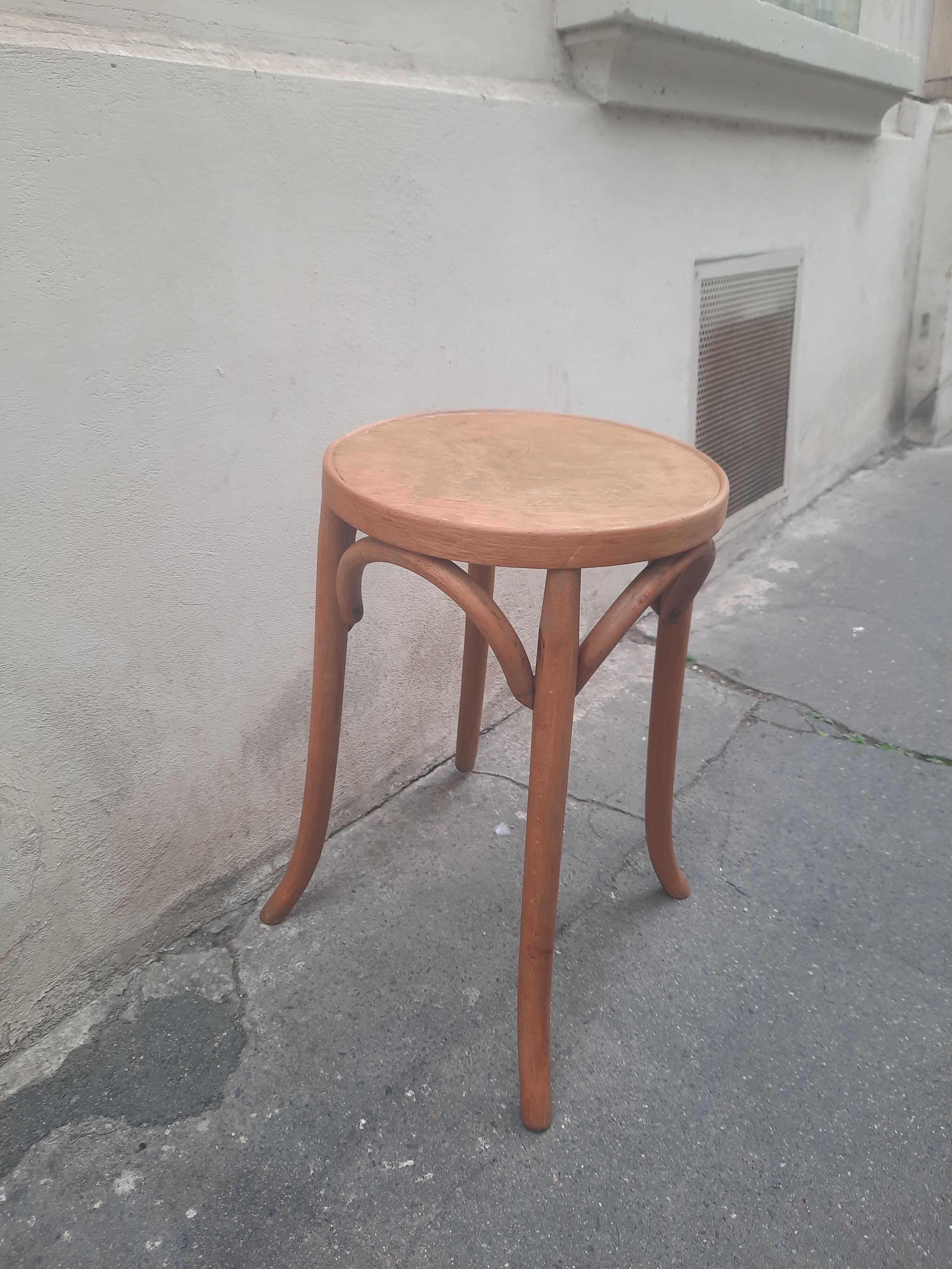 Curved mud stool