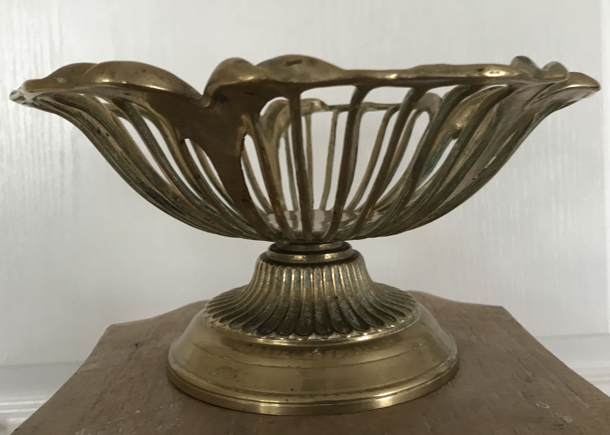 Stand cup or vintage basket of floral shape in golden brass, italy