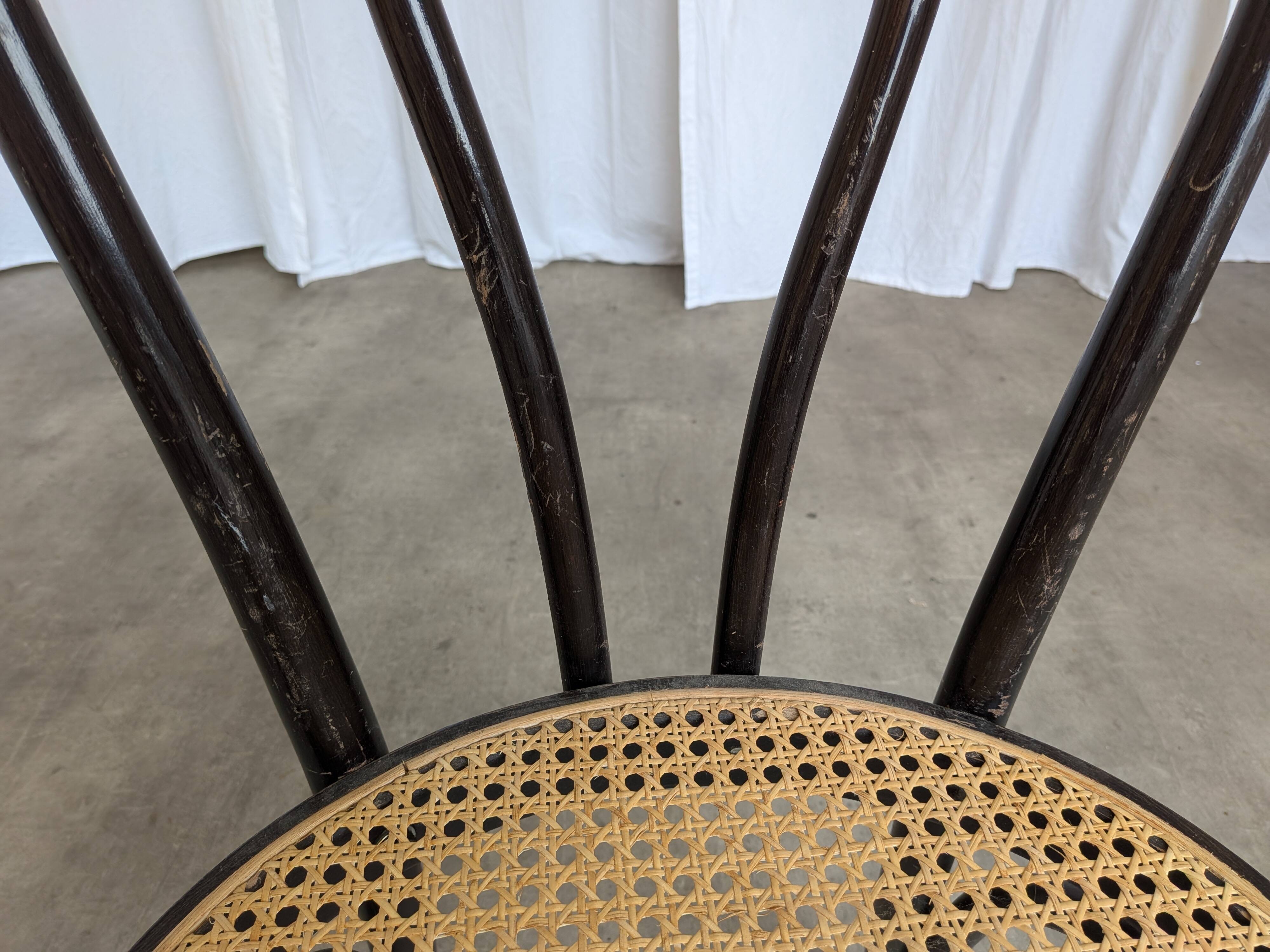 Chaise de salle à manger vintage en bois cintré : siège en osier noir de style Thonet
