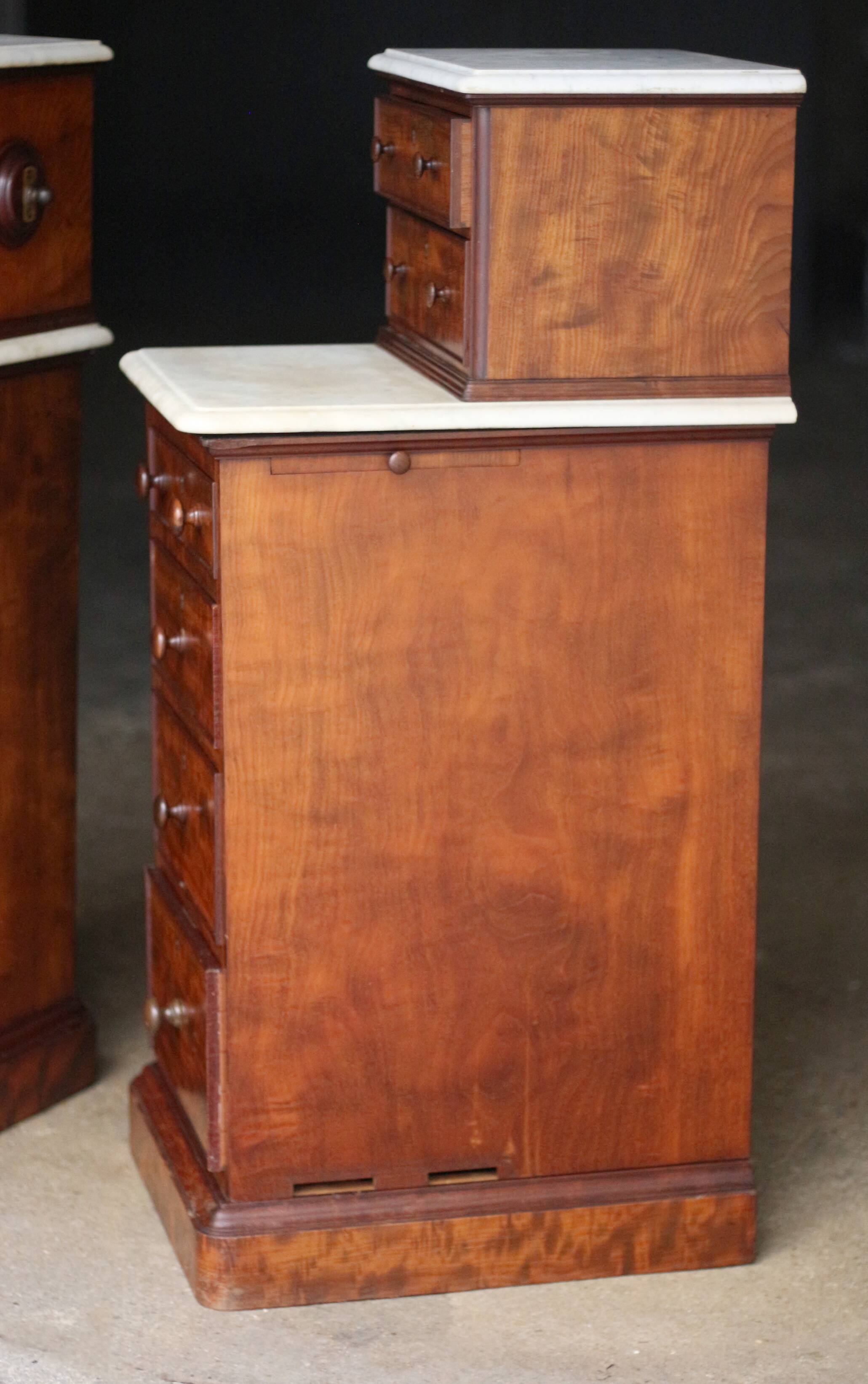 Exceptional: pair of Gillows of Lancaster chiffoniers (circa 1830)