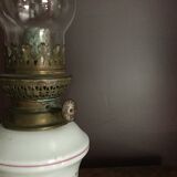 Lampe à pétrole en porcelaine ancienne