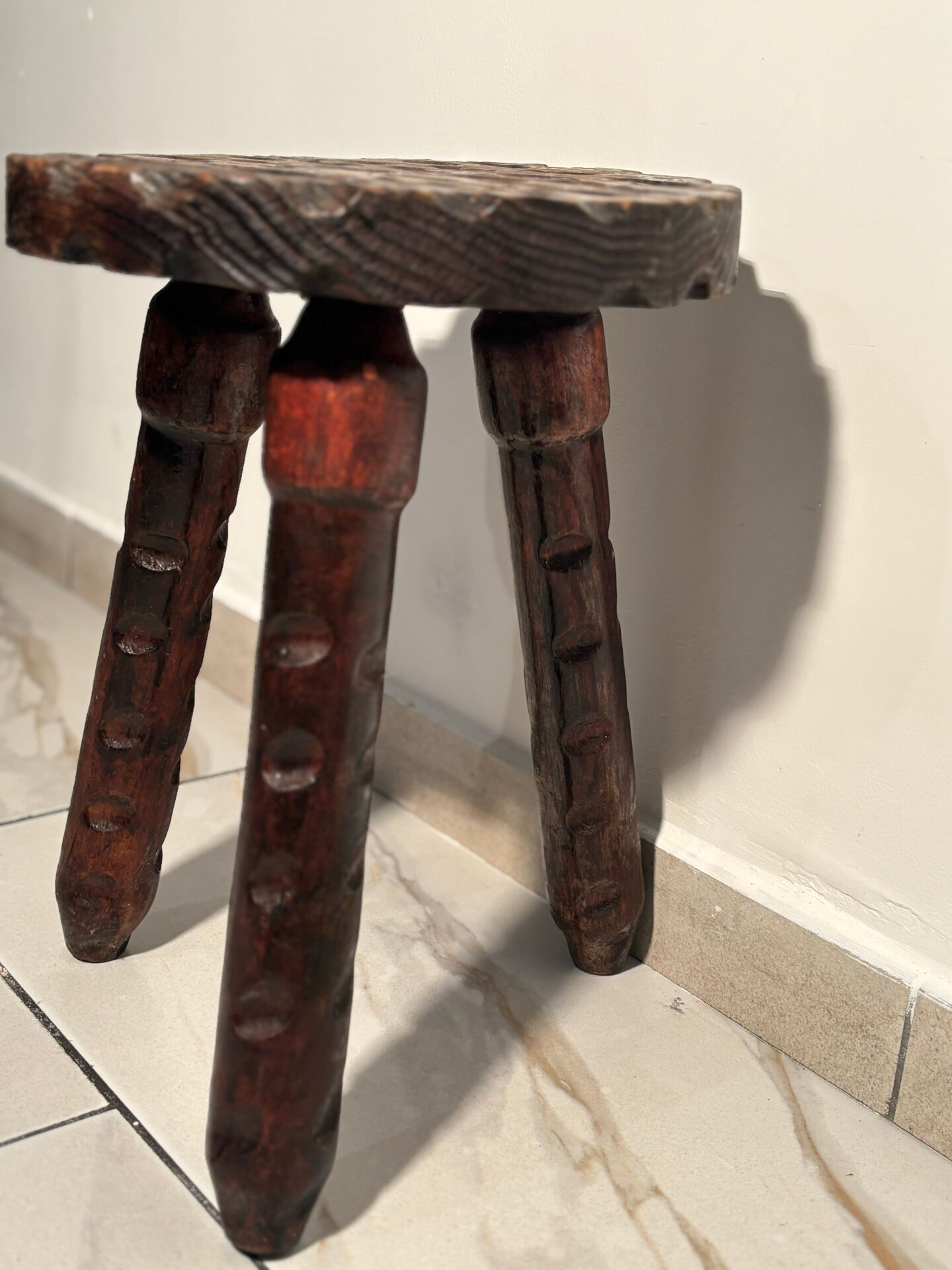 Brutalist sculpted tripod stool in solid wood — 1960s