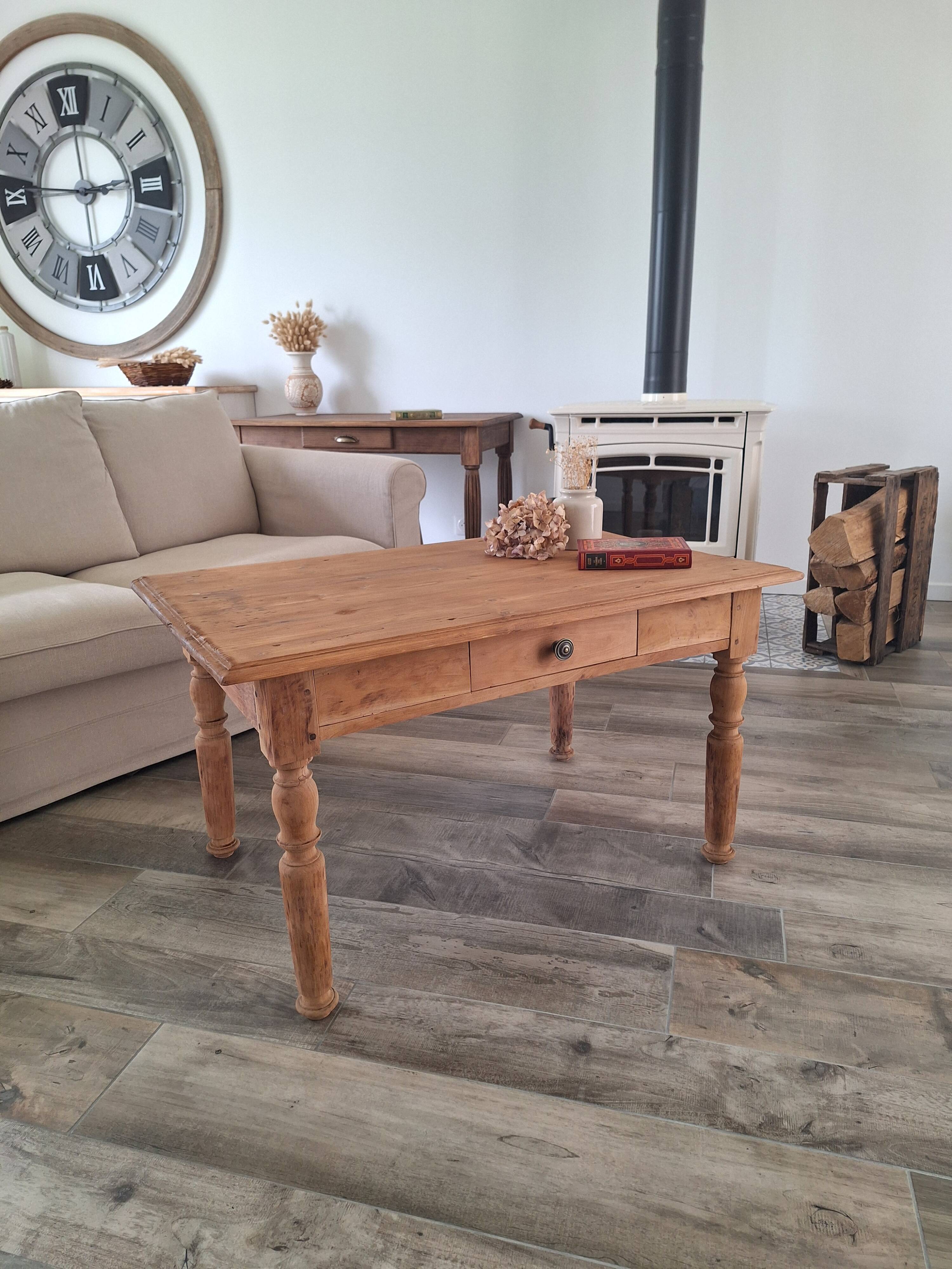 Farmhouse coffee table in solid wood, country style.