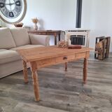 Farmhouse coffee table in solid wood, country style.
