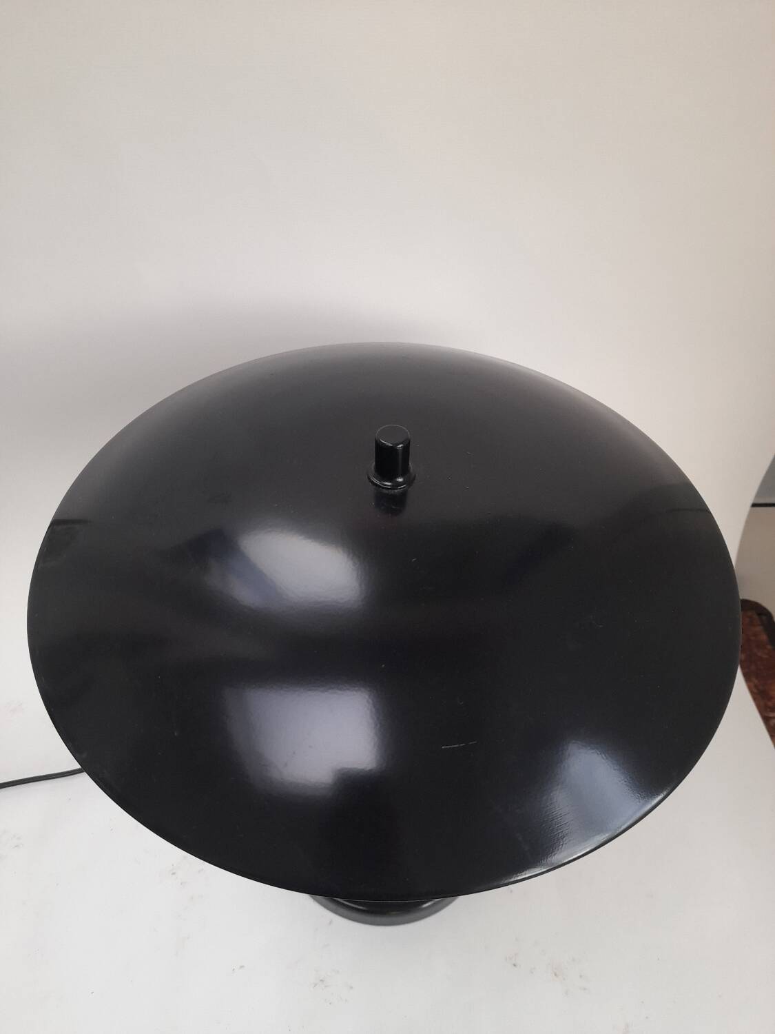 Beautiful 1950s saucer desk lamp.