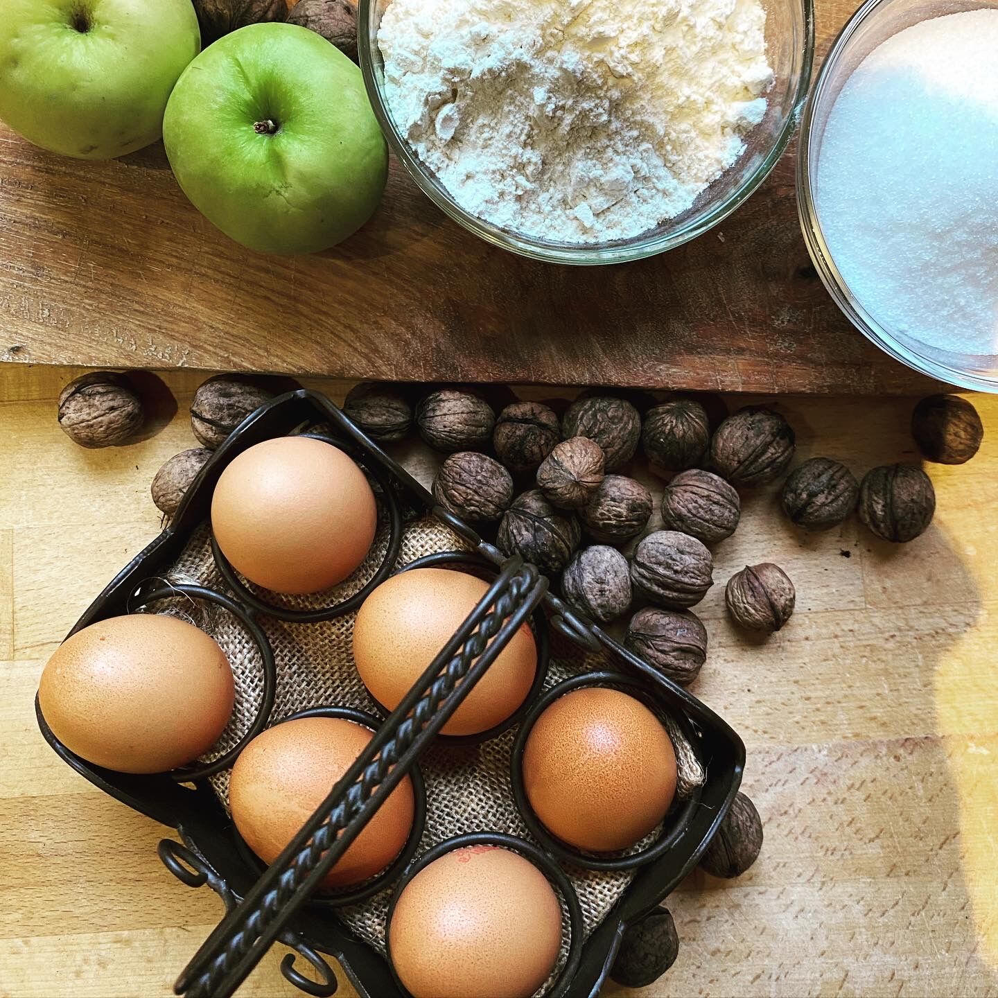 Metal egg basket