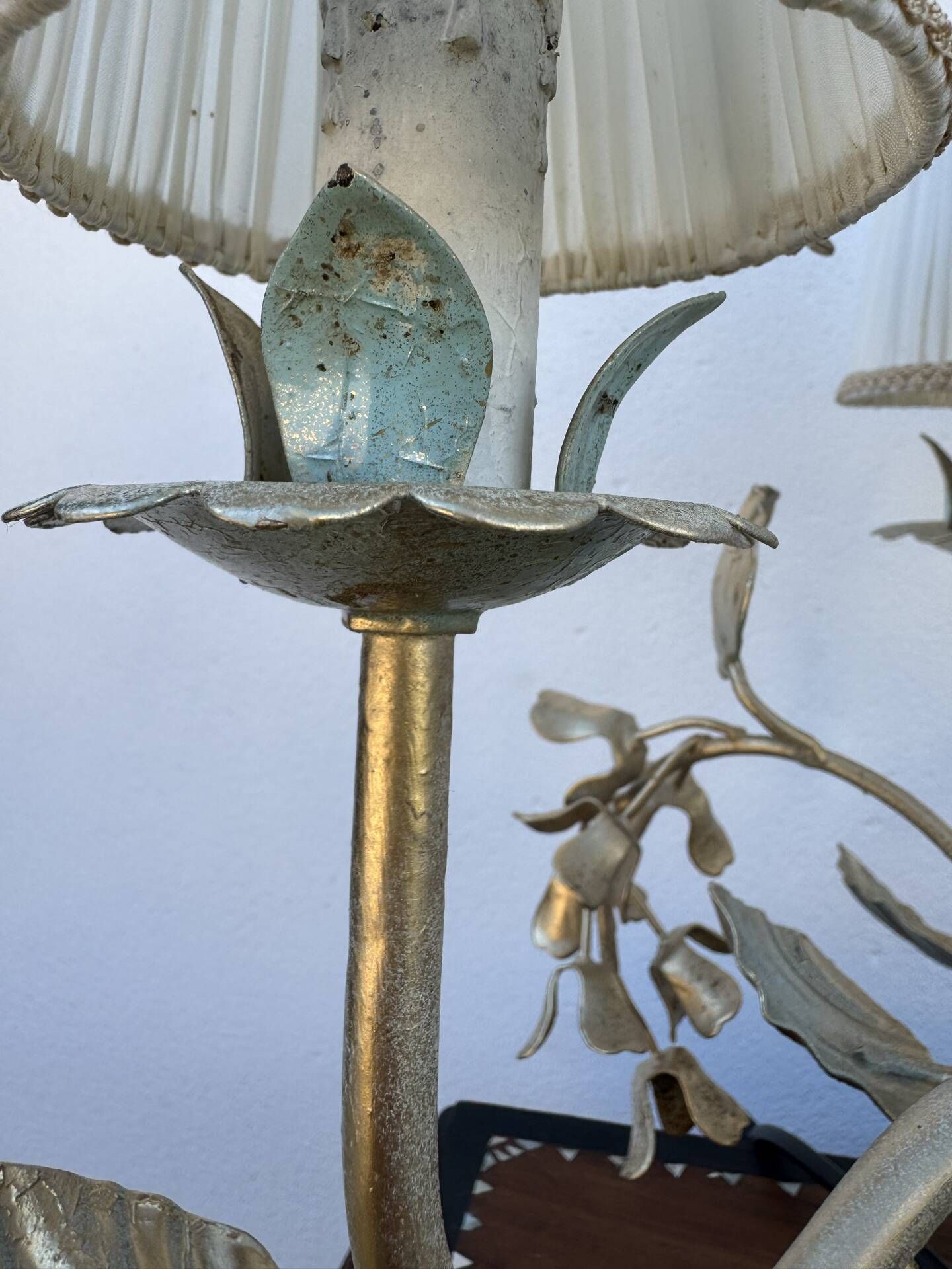 Florentine lamp with foliage from the 1970s.