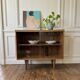 Enfilade vitrée vintage en placage de teck