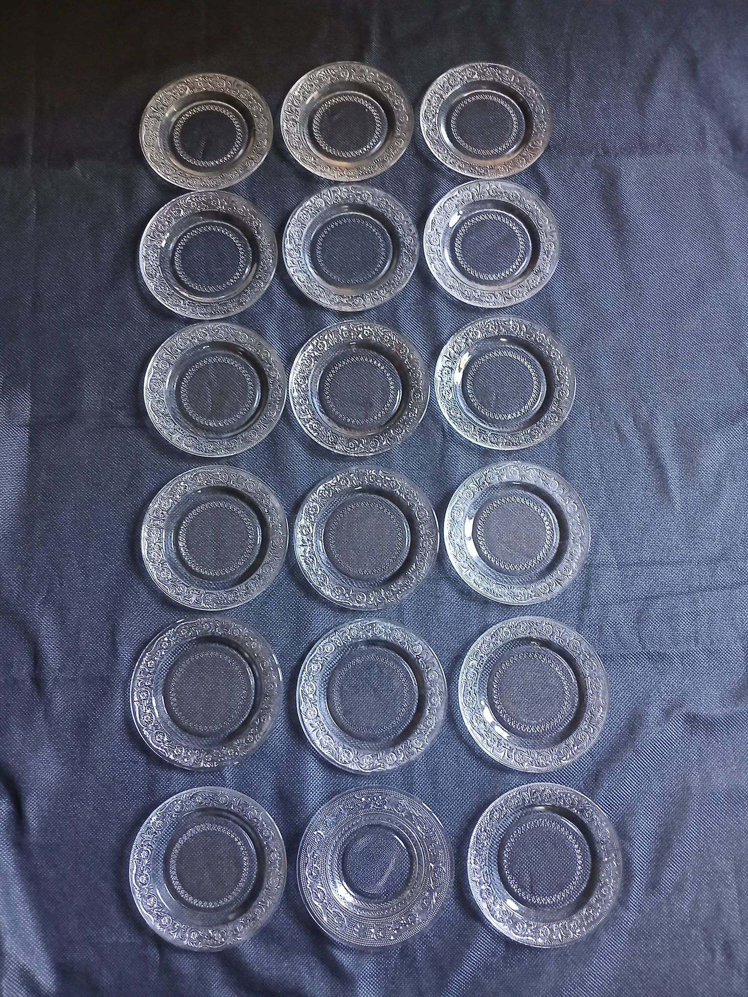 18 assiettes à dessert vintages en verre pressé