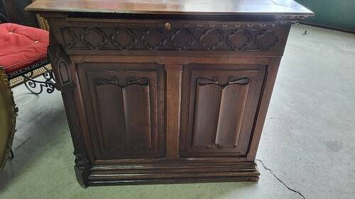 Ancien bureau 9 tiroirs en noyer de style gothique ref je