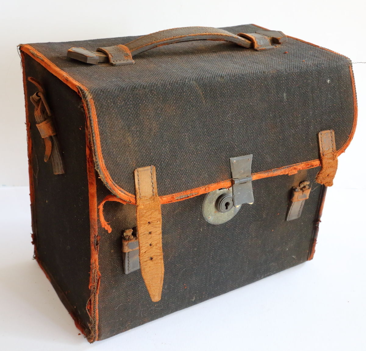 Old mahogany camera with half-platelet bellows