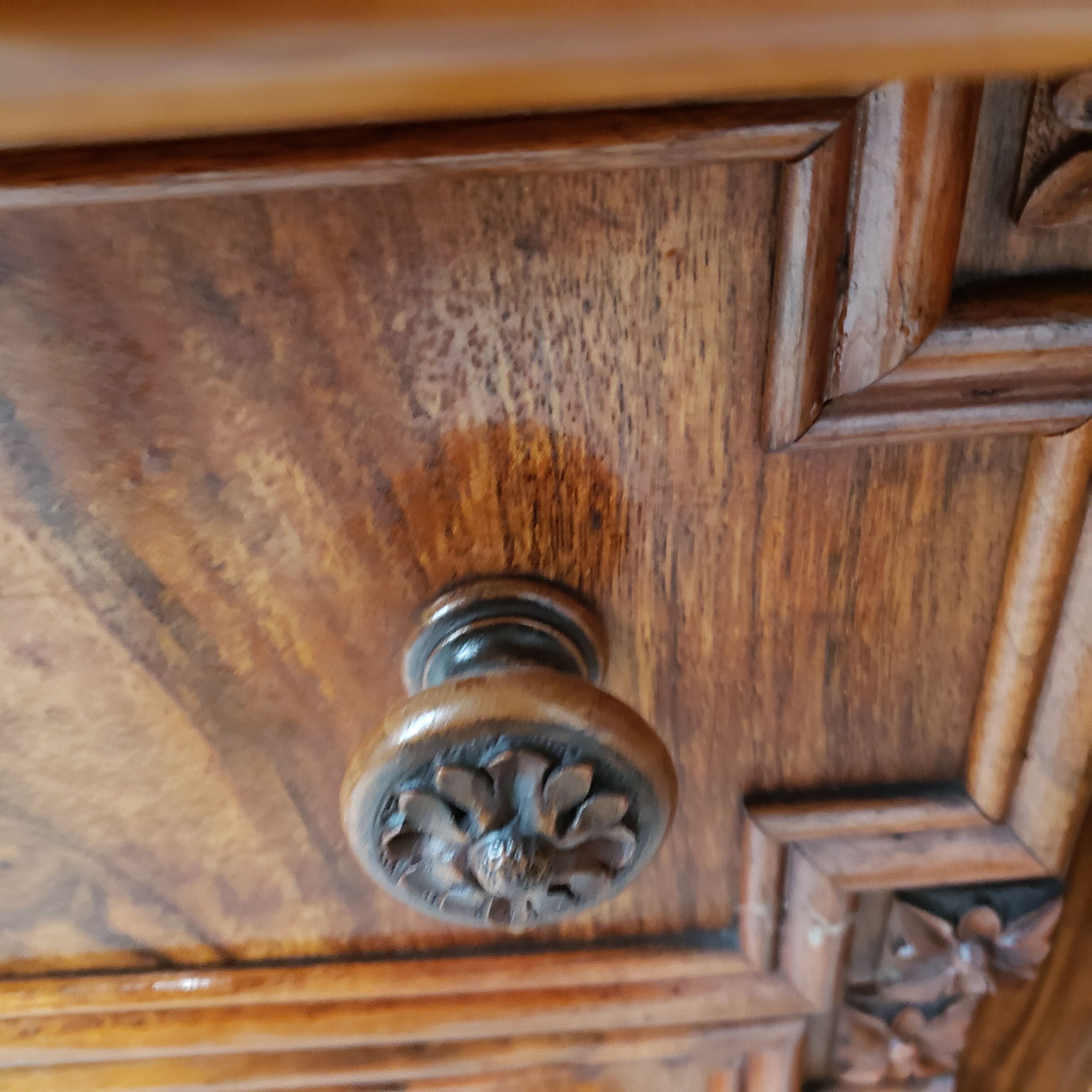 Antique chest of drawers carved in walnut XIX