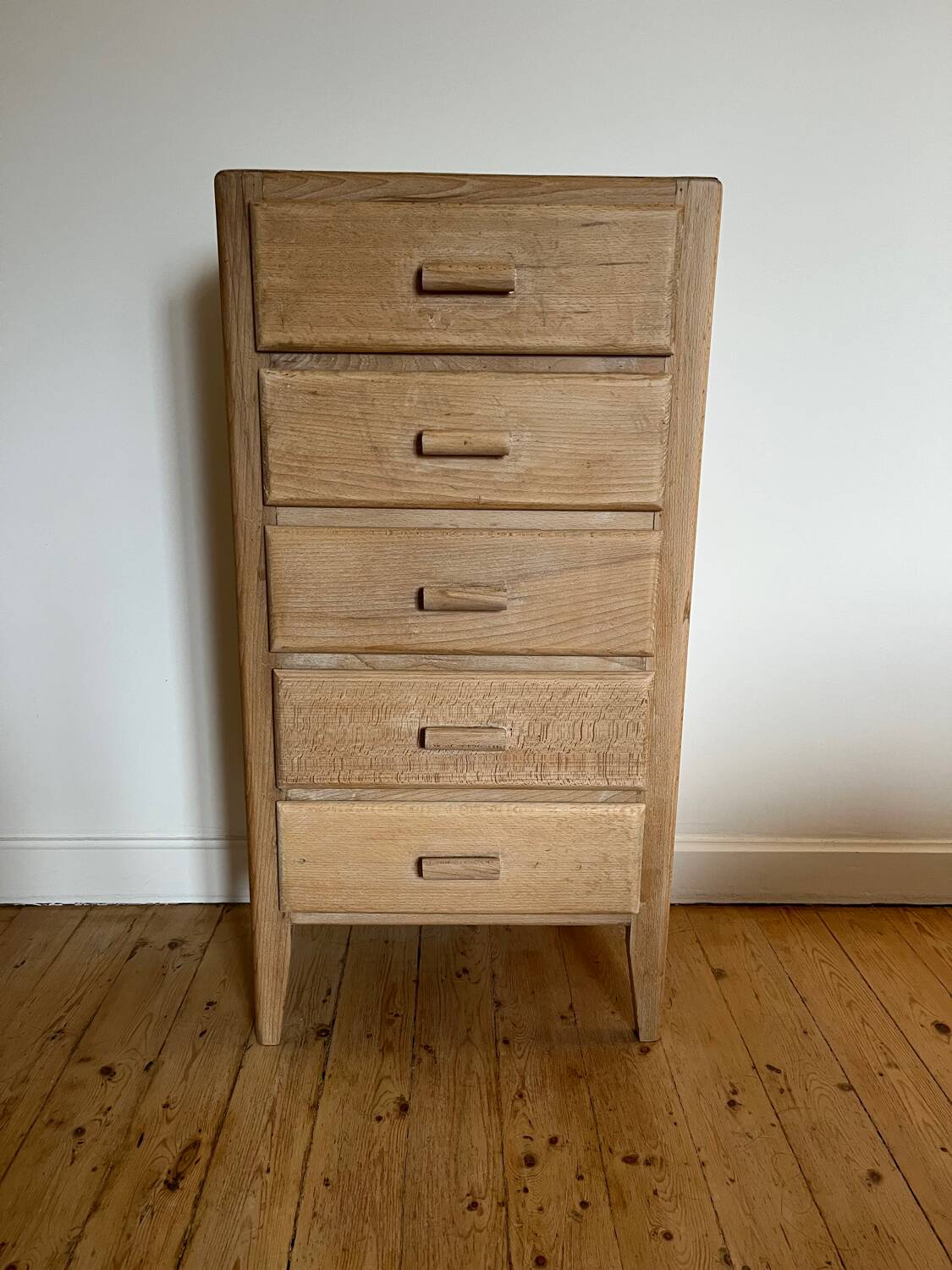 Vintage 5-drawer chest of drawers in waxed solid pine.