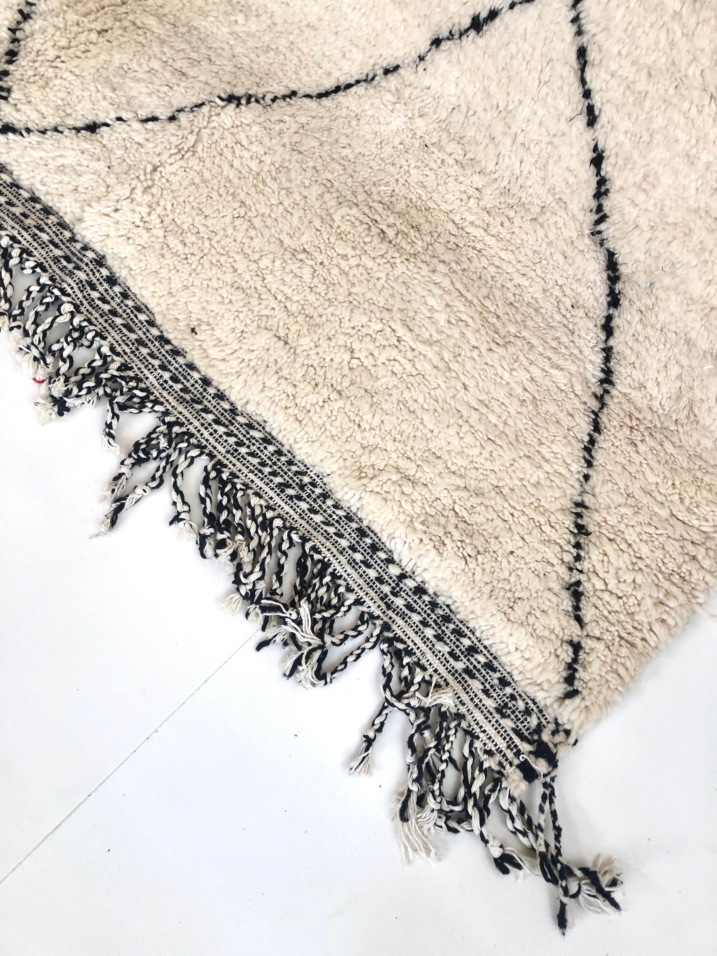 Moroccan Berber carpet Beni Ouarain with black diamonds 3,05x2.09m