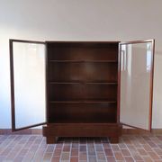 Bibliothèque vitrée en noyer, esprit Art déco, années 60